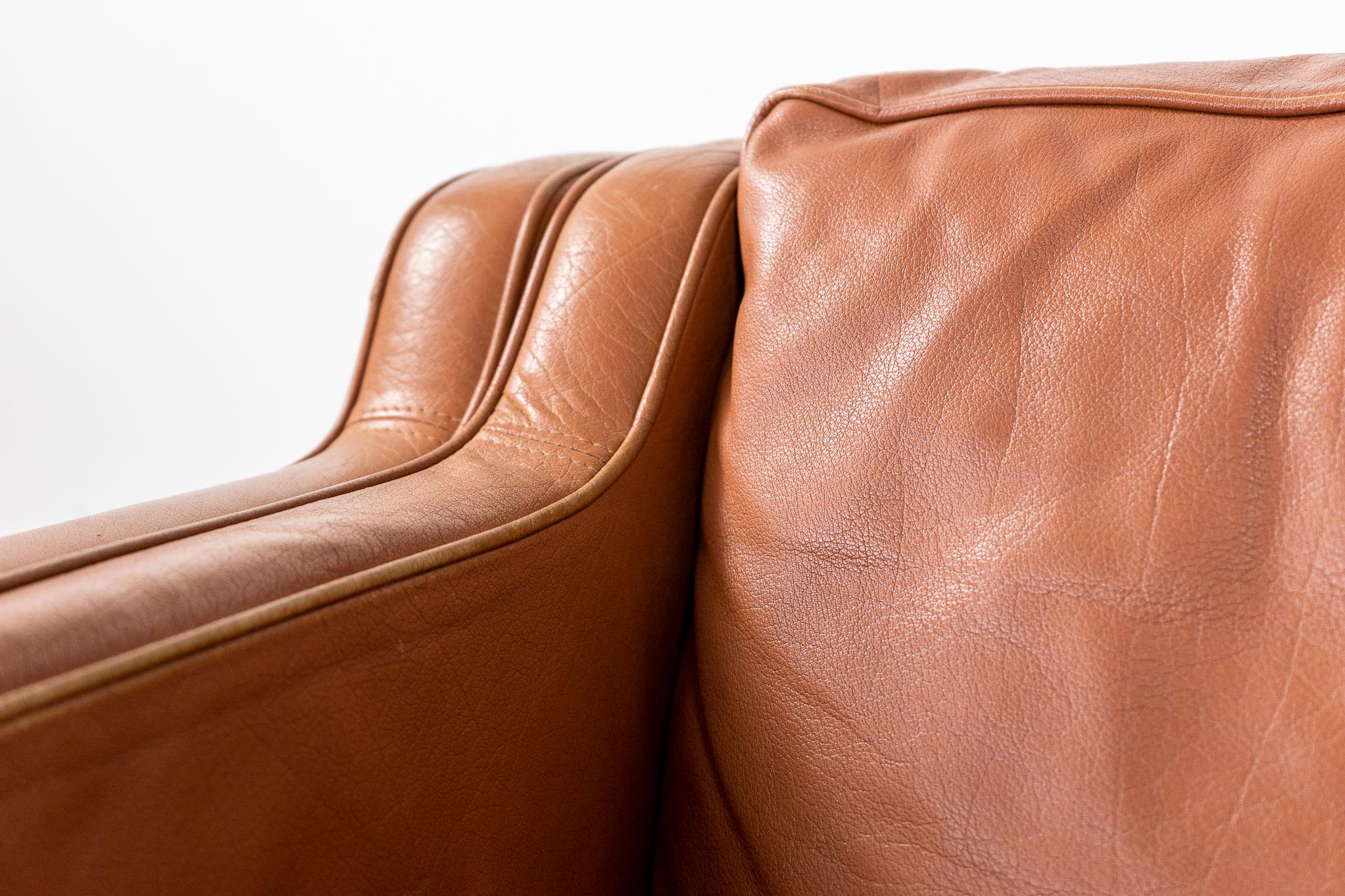 Dänischer moderner Loveseat aus Leder von Stouby (Mitte des 20. Jahrhunderts)