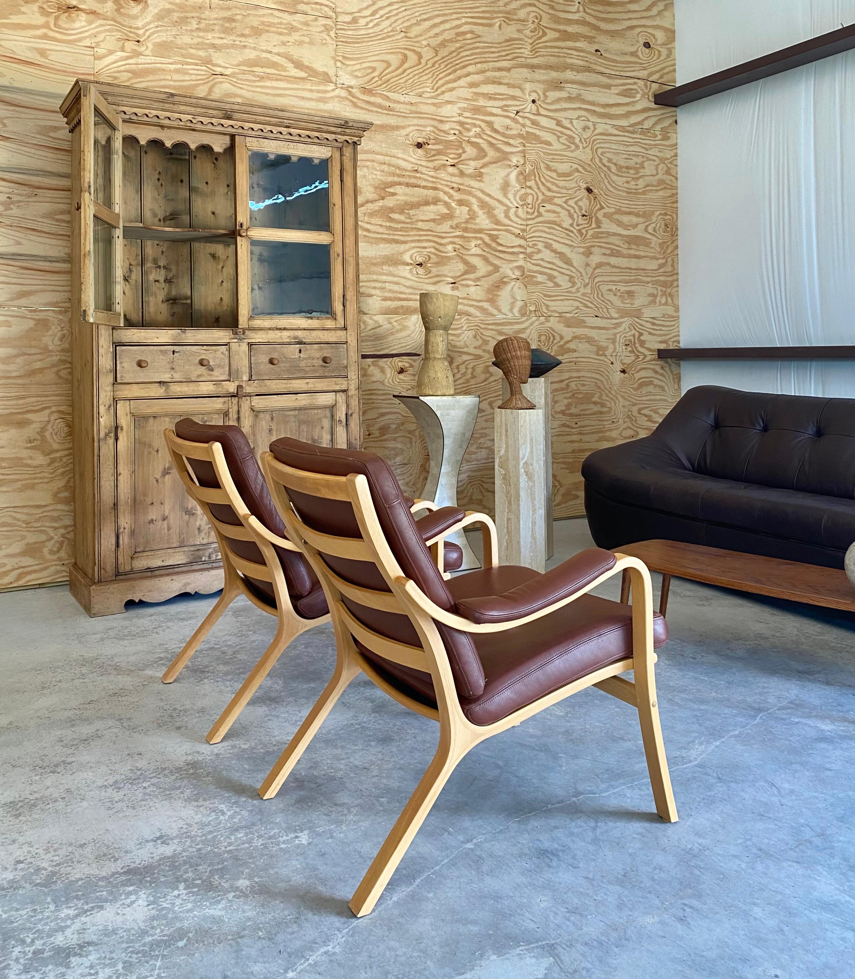Danese Coppia di sedie moderne danesi in pelle e bengala (dopo Børge Mogensen) in vendita
