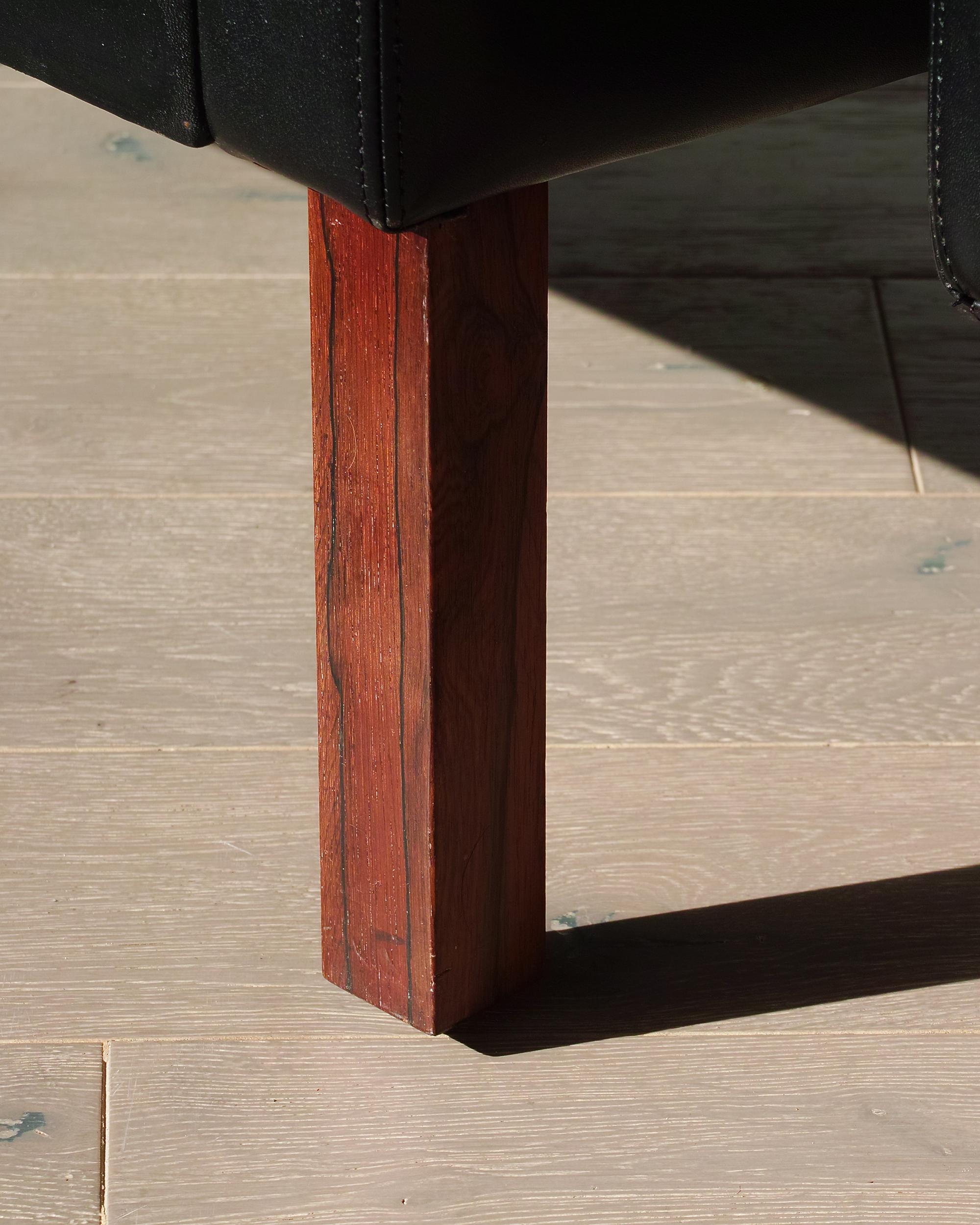 Poltrone moderne danesi in pelle e palissandro in vendita 10