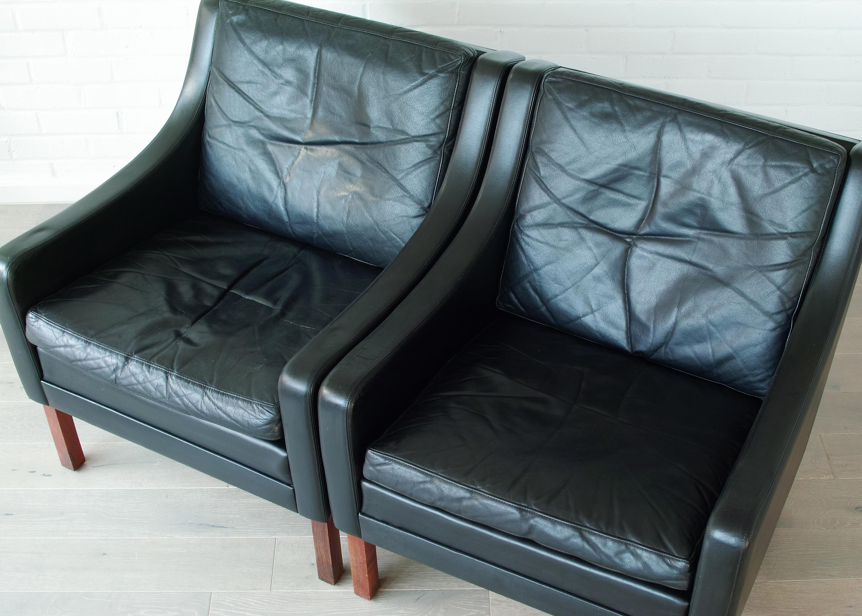 Metà XX secolo Poltrone moderne danesi in pelle e palissandro in vendita