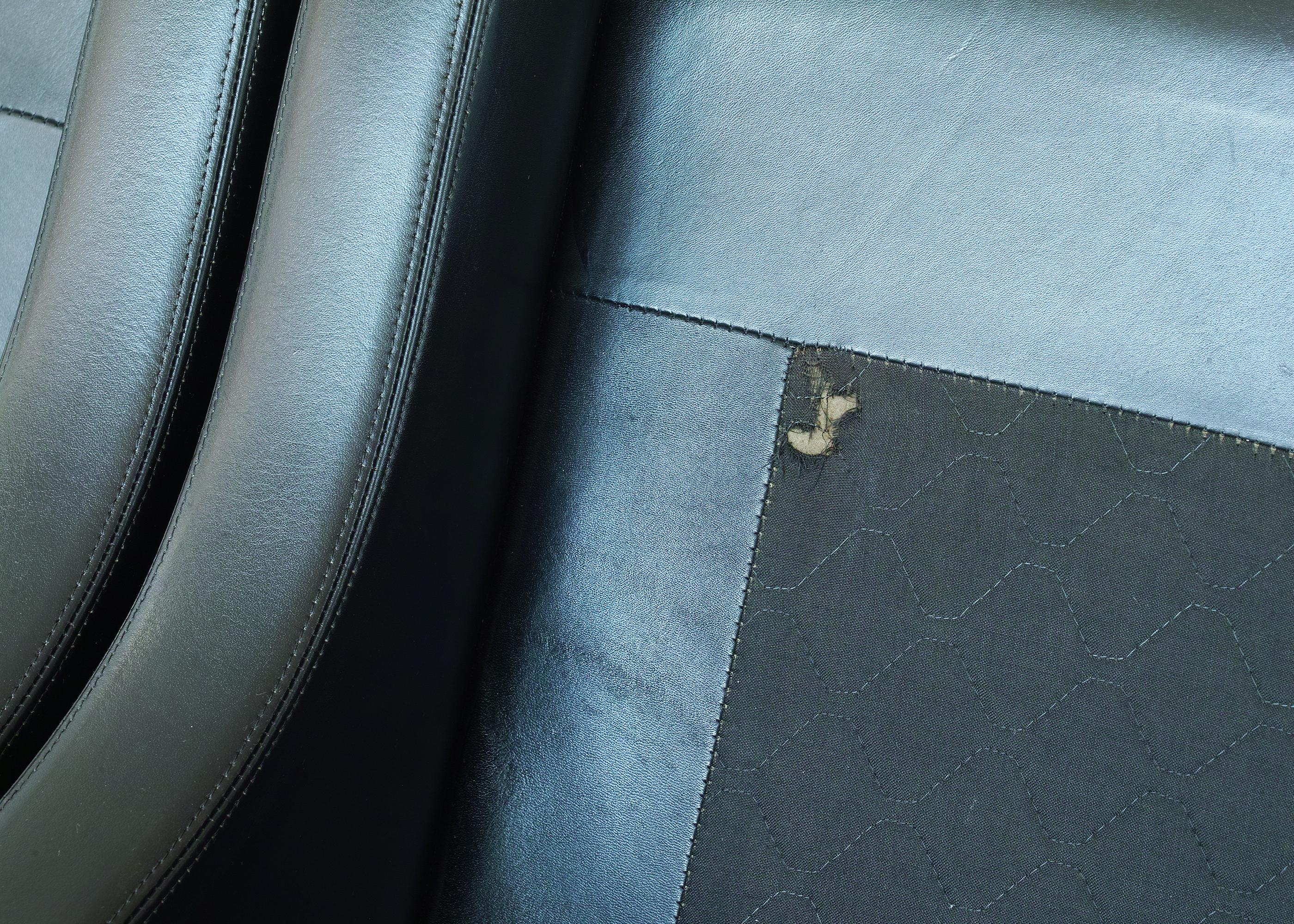 Poltrone moderne danesi in pelle e palissandro in vendita 1