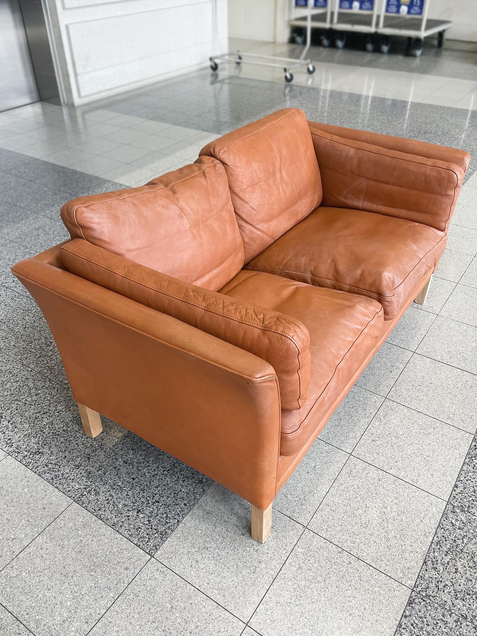 Danish Modern Leather Settee by Mogens Hansen In Good Condition For Sale In New York, NY