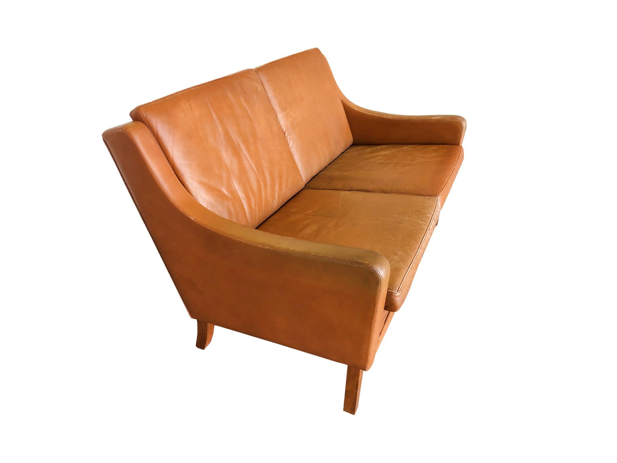 Danish Modern Leather Settee in the Style of Børge Mogensen In Good Condition In New York, NY
