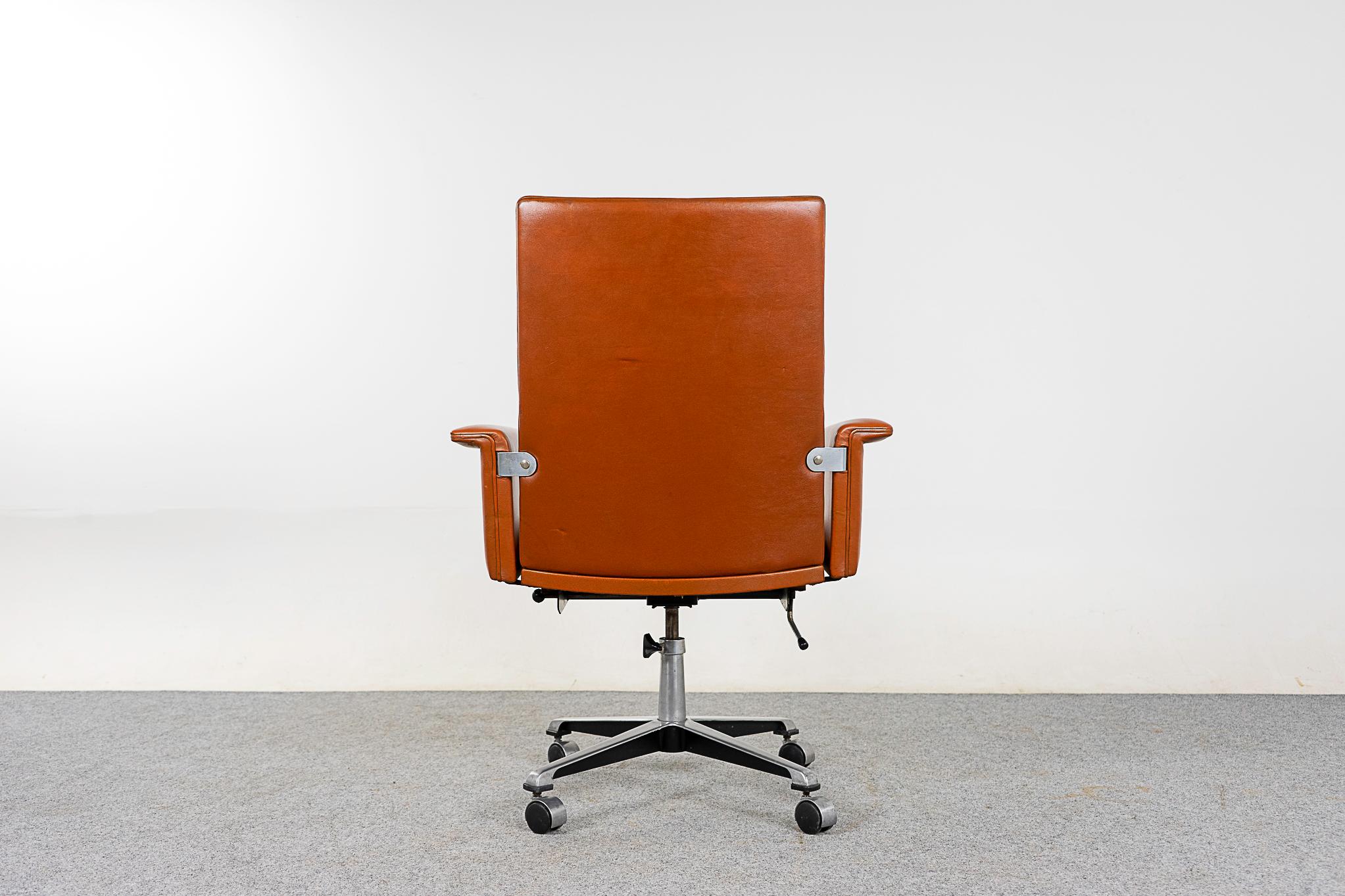 Danish Modern Leather Swivel Chair  For Sale 4