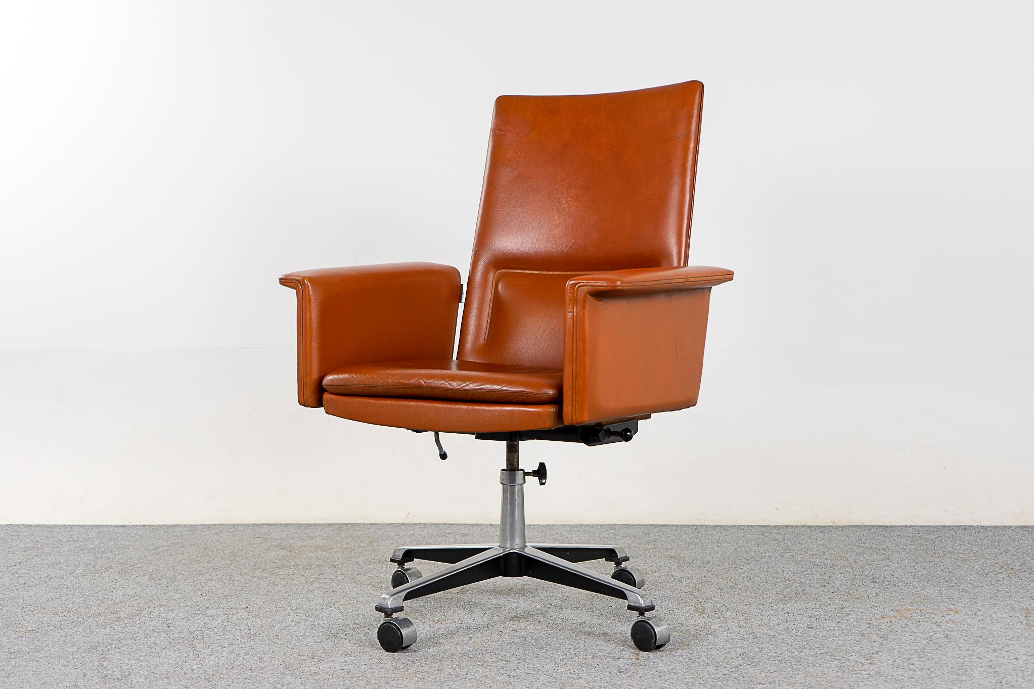 Scandinavian Modern Danish Modern Leather Swivel Chair  For Sale