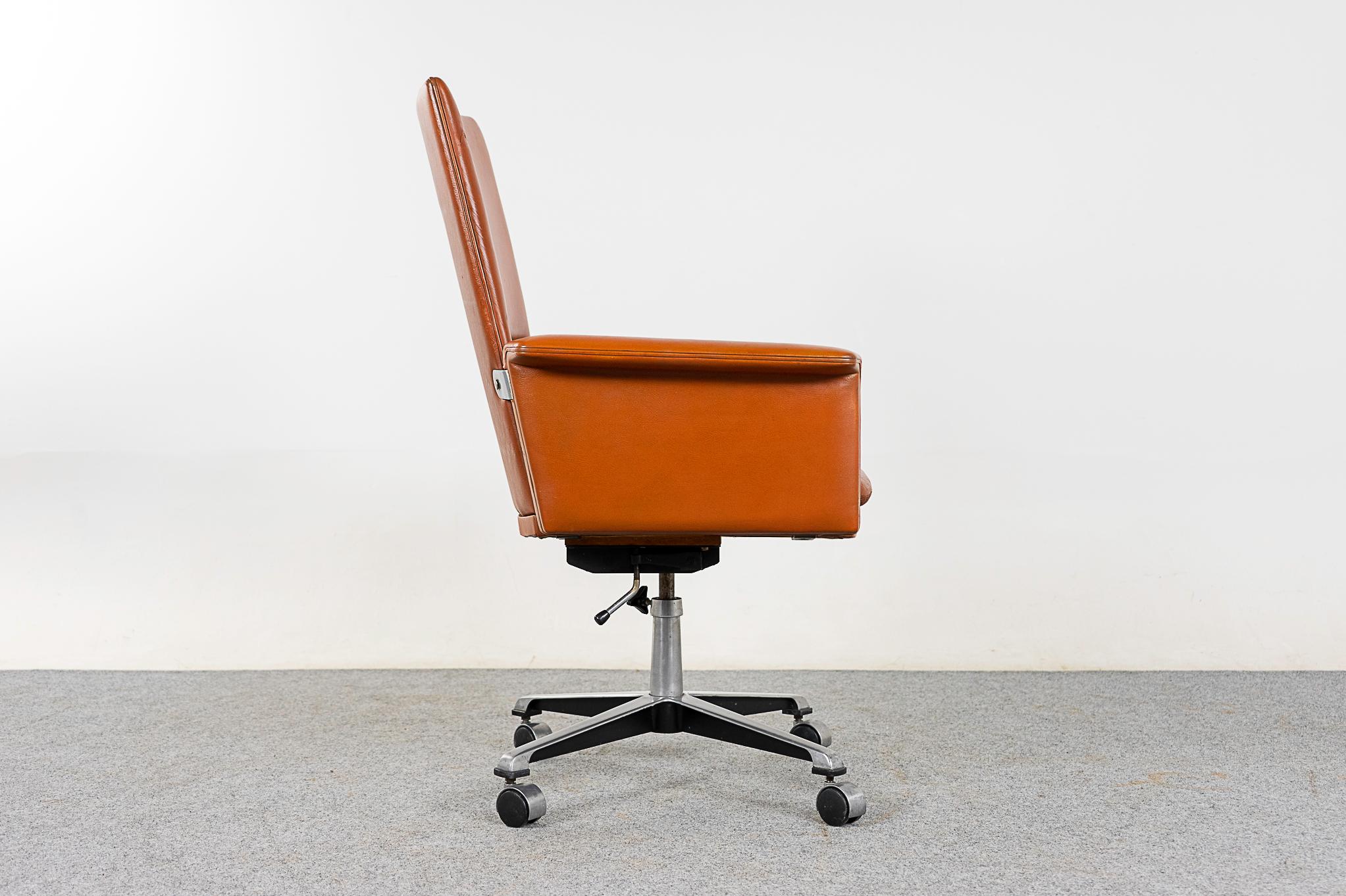 Danish Modern Leather Swivel Chair  For Sale 1