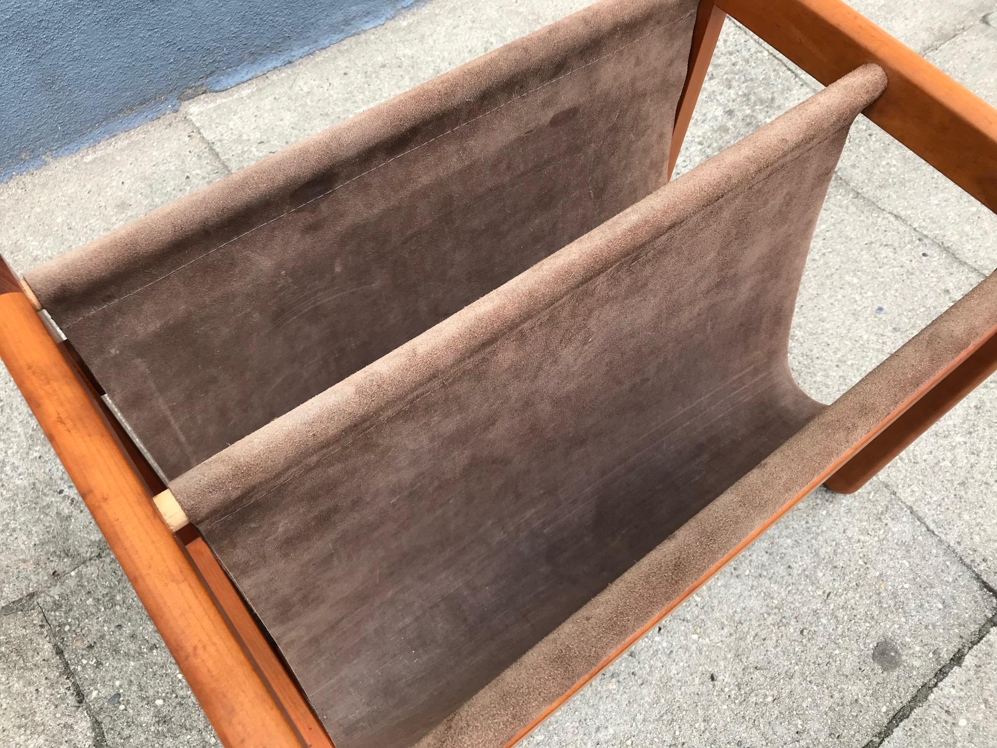 Danish Modern Leather and Teak Magazine Rack by Aksel Kjersgaard, 1960s In Good Condition For Sale In Esbjerg, DK