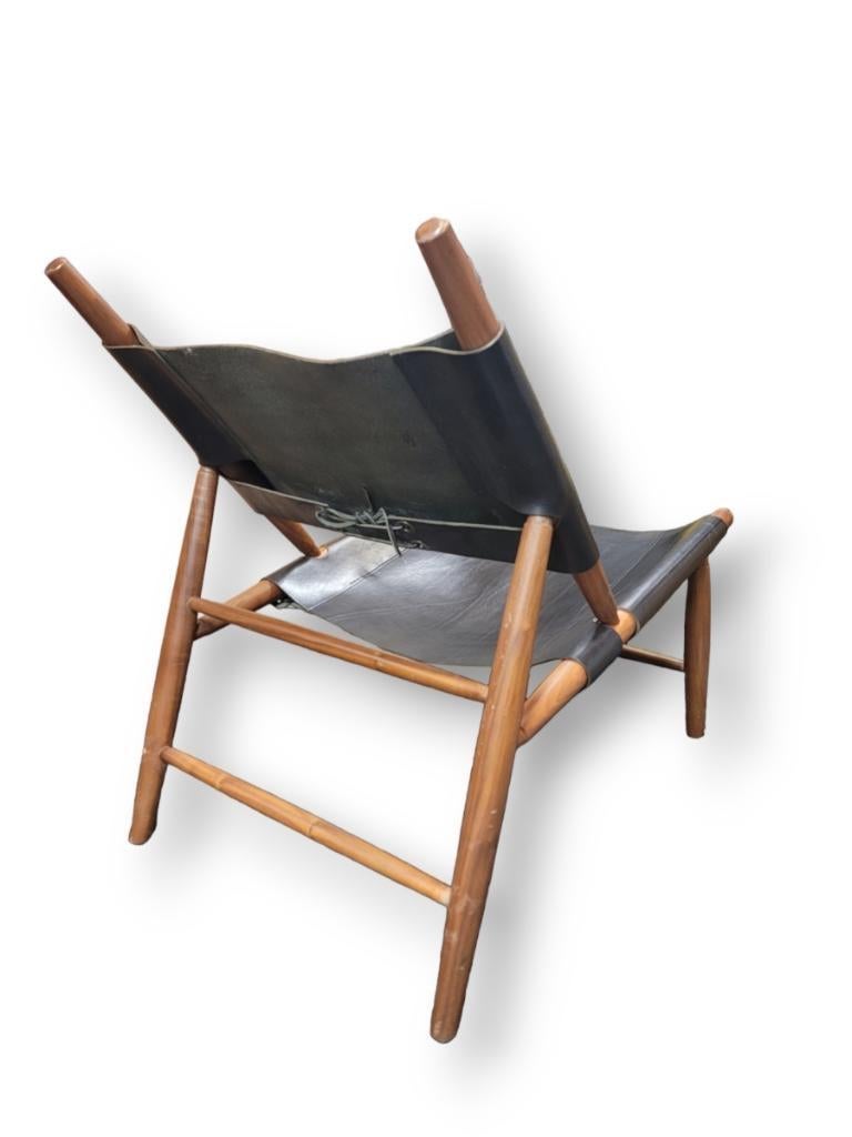 Chaise moderne danoise à piètement triangulaire en cuir et noyer par Vilhem Wohlert pour Stellar Works

Ce fauteuil triangulaire en cuir noir Vilhem Wohlert, encadré de noyer en 1952, est magnifiquement fabriqué et sera le point de discussion de