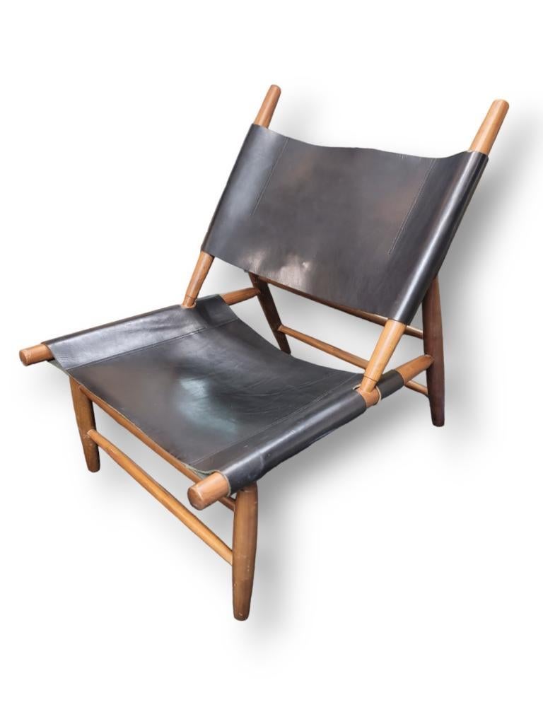 Moderne Chaise moderne danoise à piètement triangulaire en cuir et noyer par Vilhem Wohlert en vente