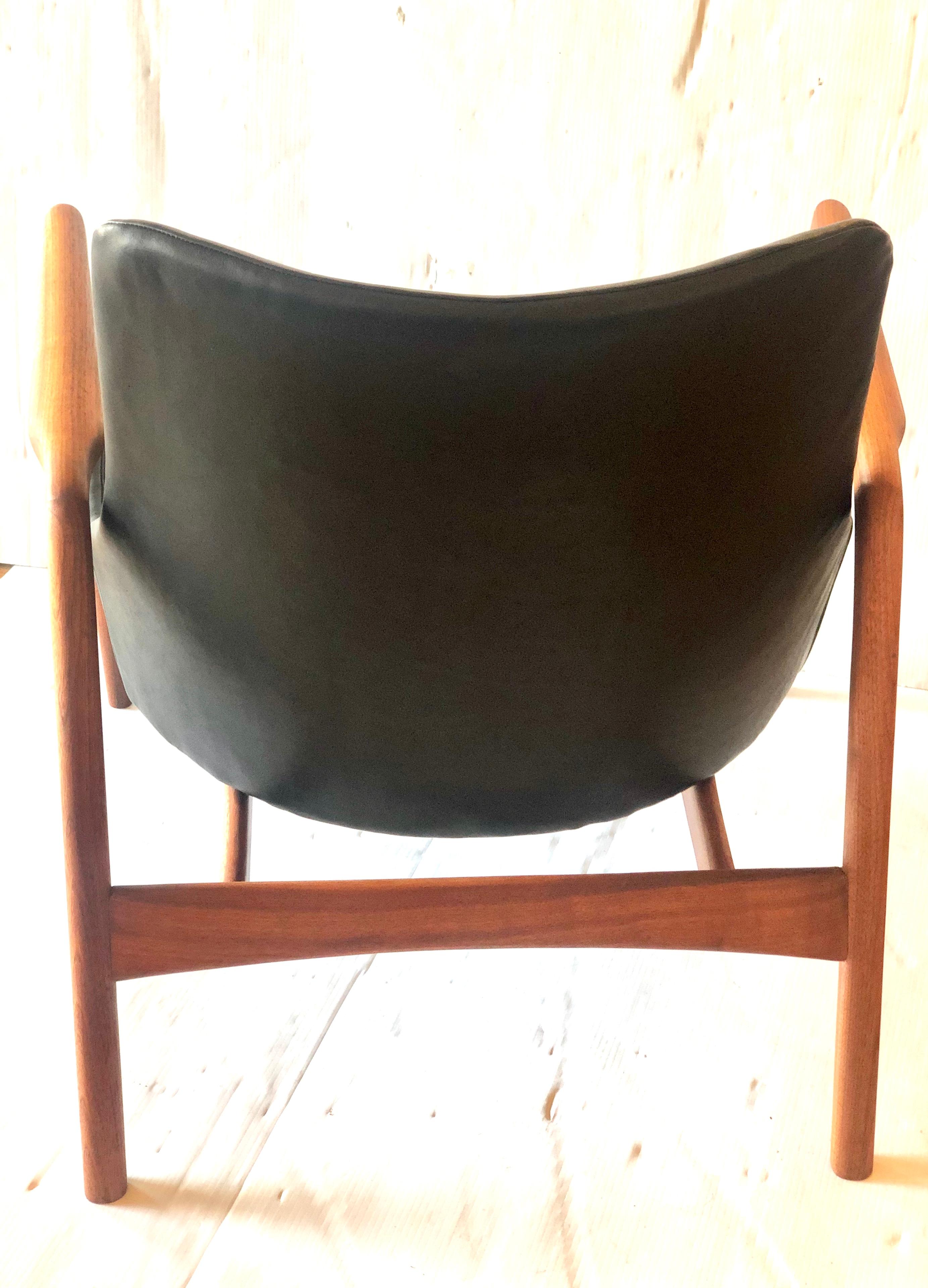 Danish Modern Leather and Walnut Lounge Armchair by Kofod Larsen In Excellent Condition In San Diego, CA