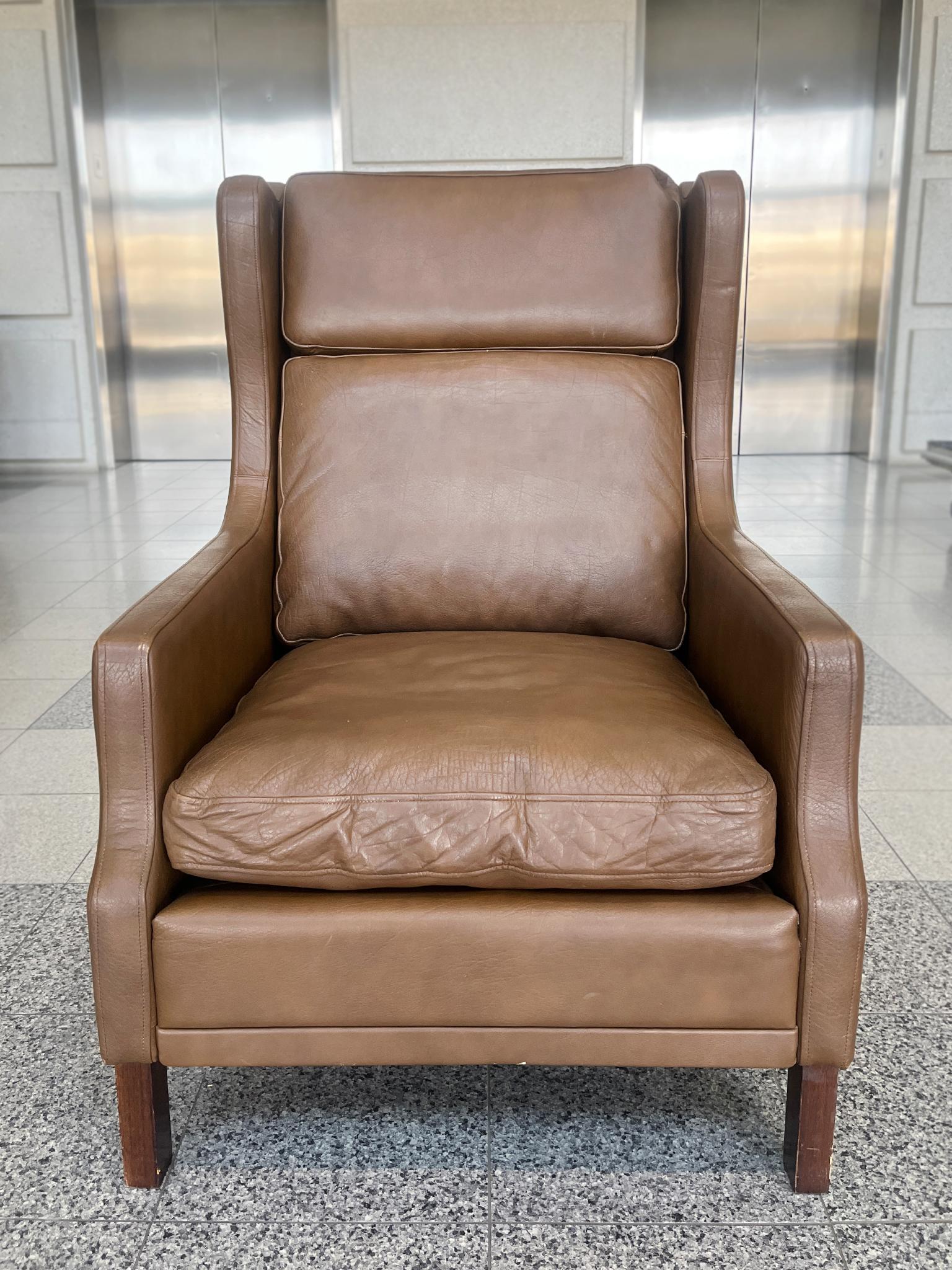 Wingback en cuir moderne danois dans le style de Børge Mogensen Bon état - En vente à New York, NY