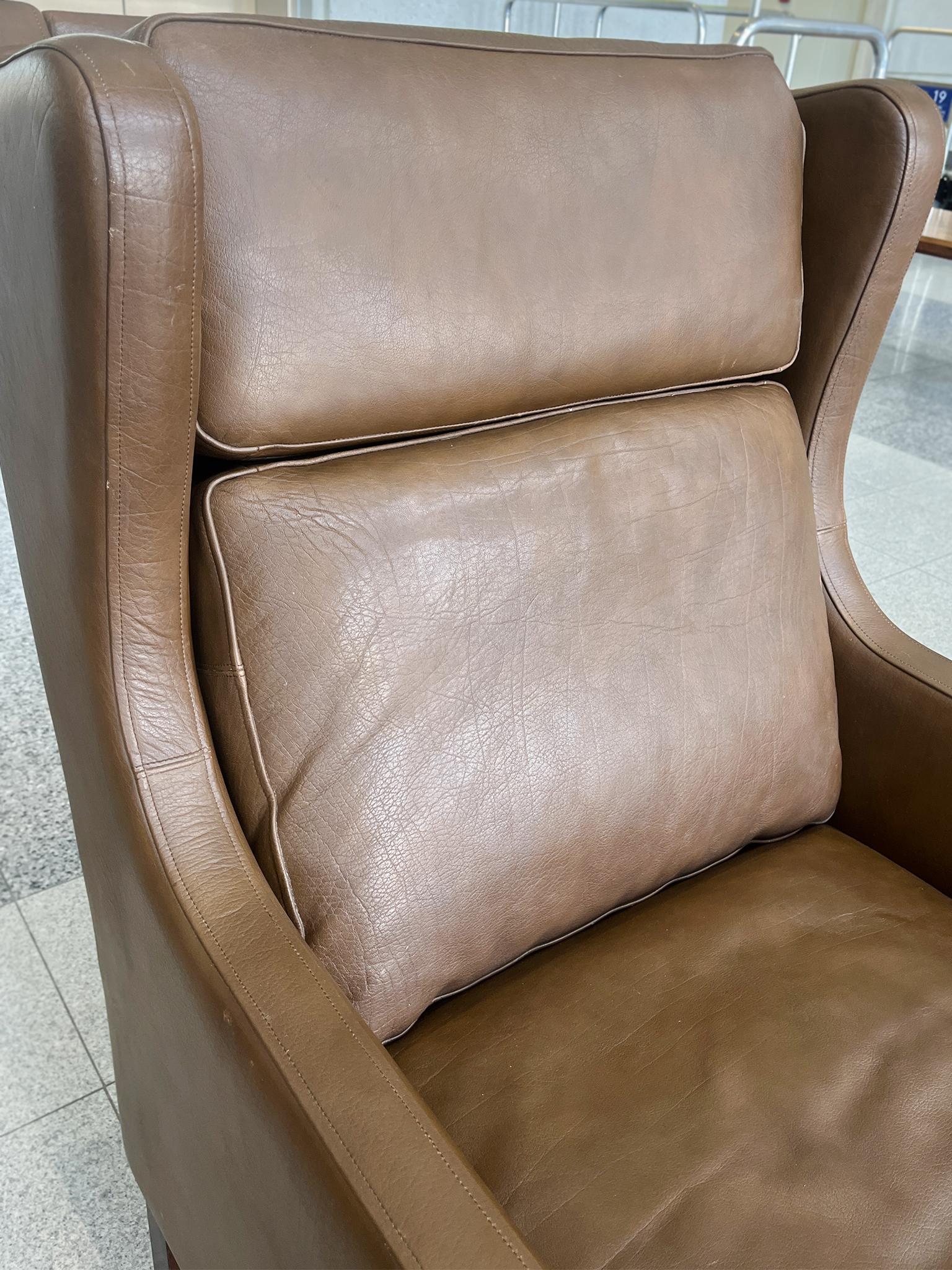 Wingback en cuir moderne danois dans le style de Børge Mogensen en vente 1