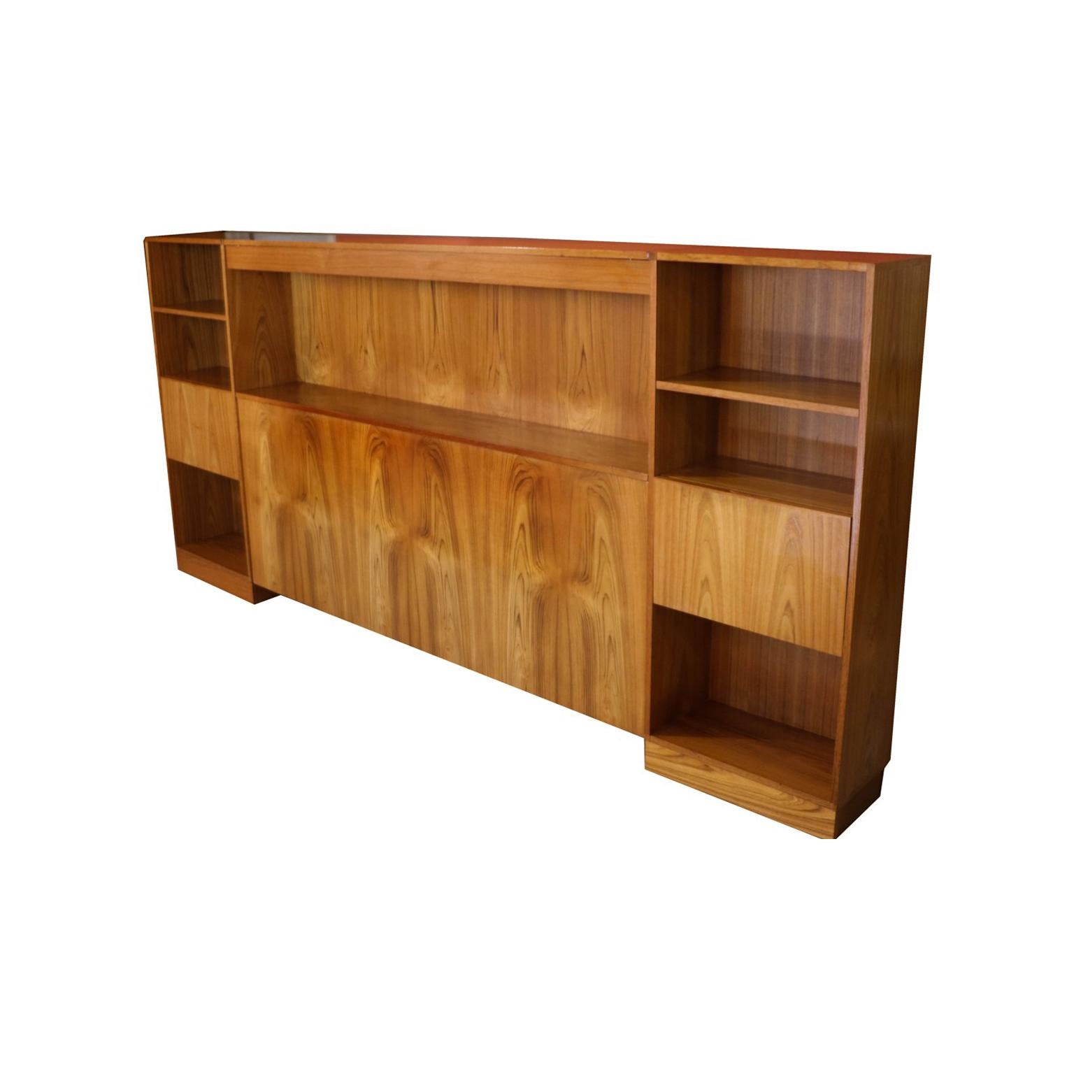 Gorgeous Scandinavian teak queen-size modular headboard with lighted bookshelf storage and nightstands, made in Denmark, circa 1970s. Features built in lighted center bookcase / shelf with two hidden reading lights on each side, eliminating the need