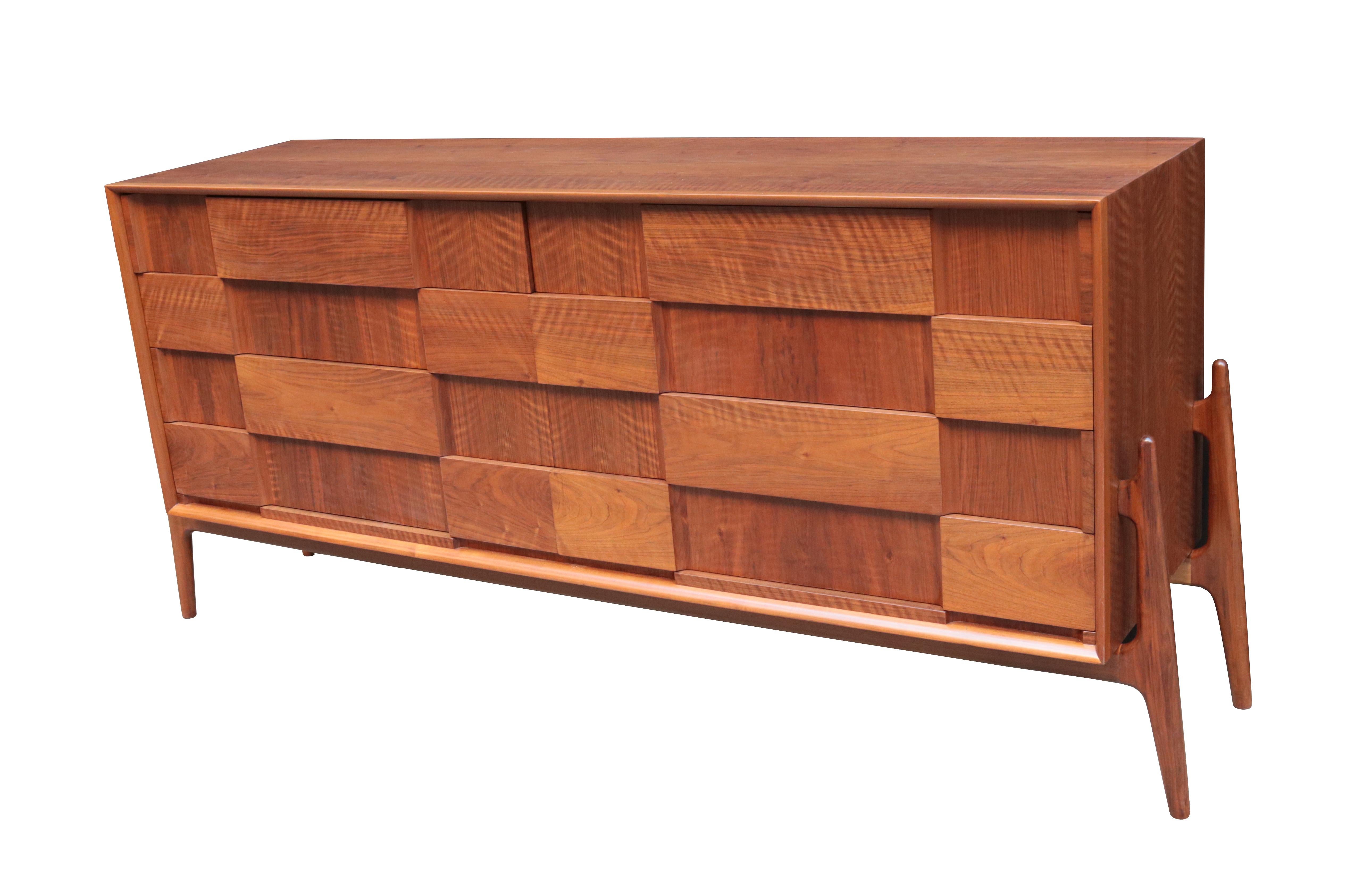 A Danish modern long chest of drawers in teak.
Designed by Jorrgen Clausen for Brande Mobelfabrik.