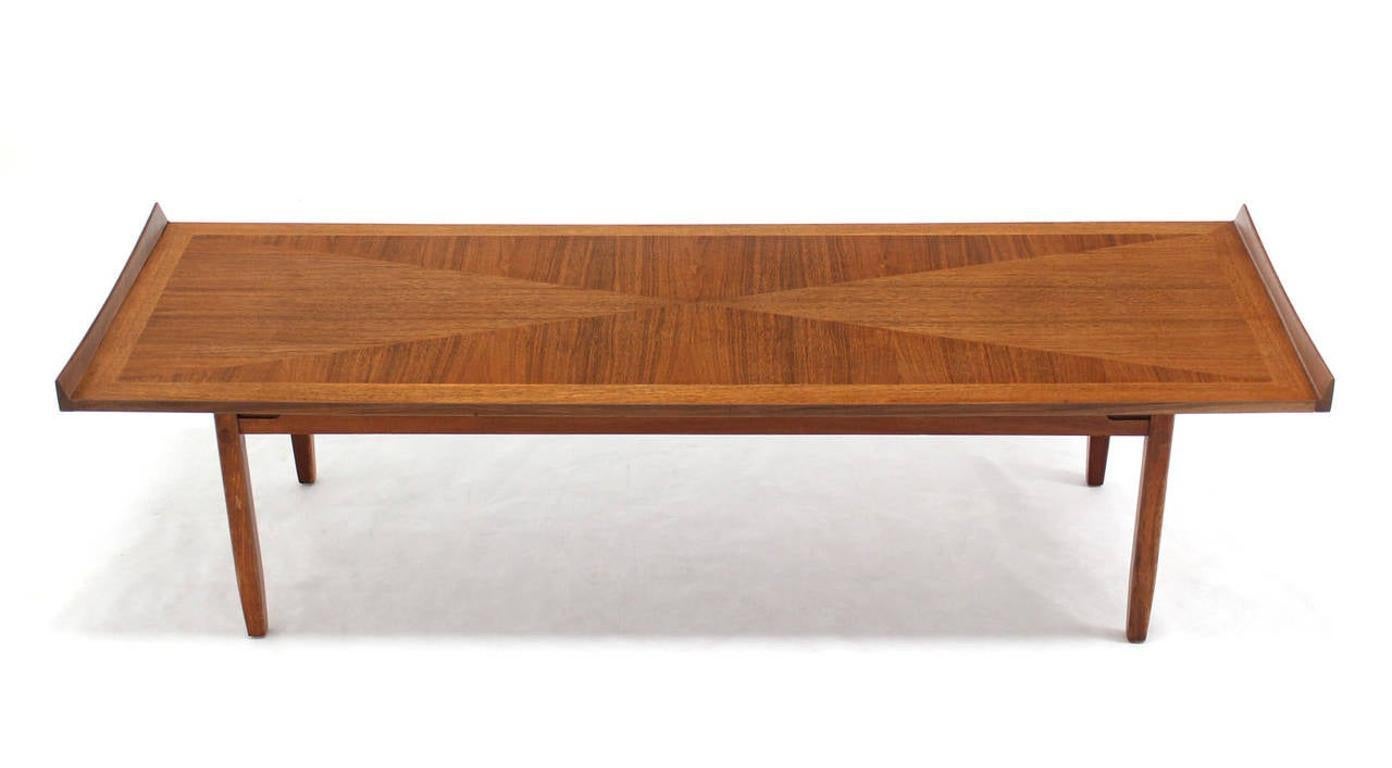 Mid-Century Modern Table basse danoise moderne à long rectangle en noyer à bouts roulés MINT ! en vente