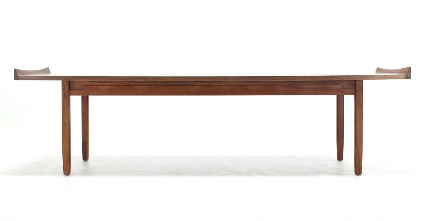 Laqué Table basse danoise moderne à long rectangle en noyer à bouts roulés MINT ! en vente