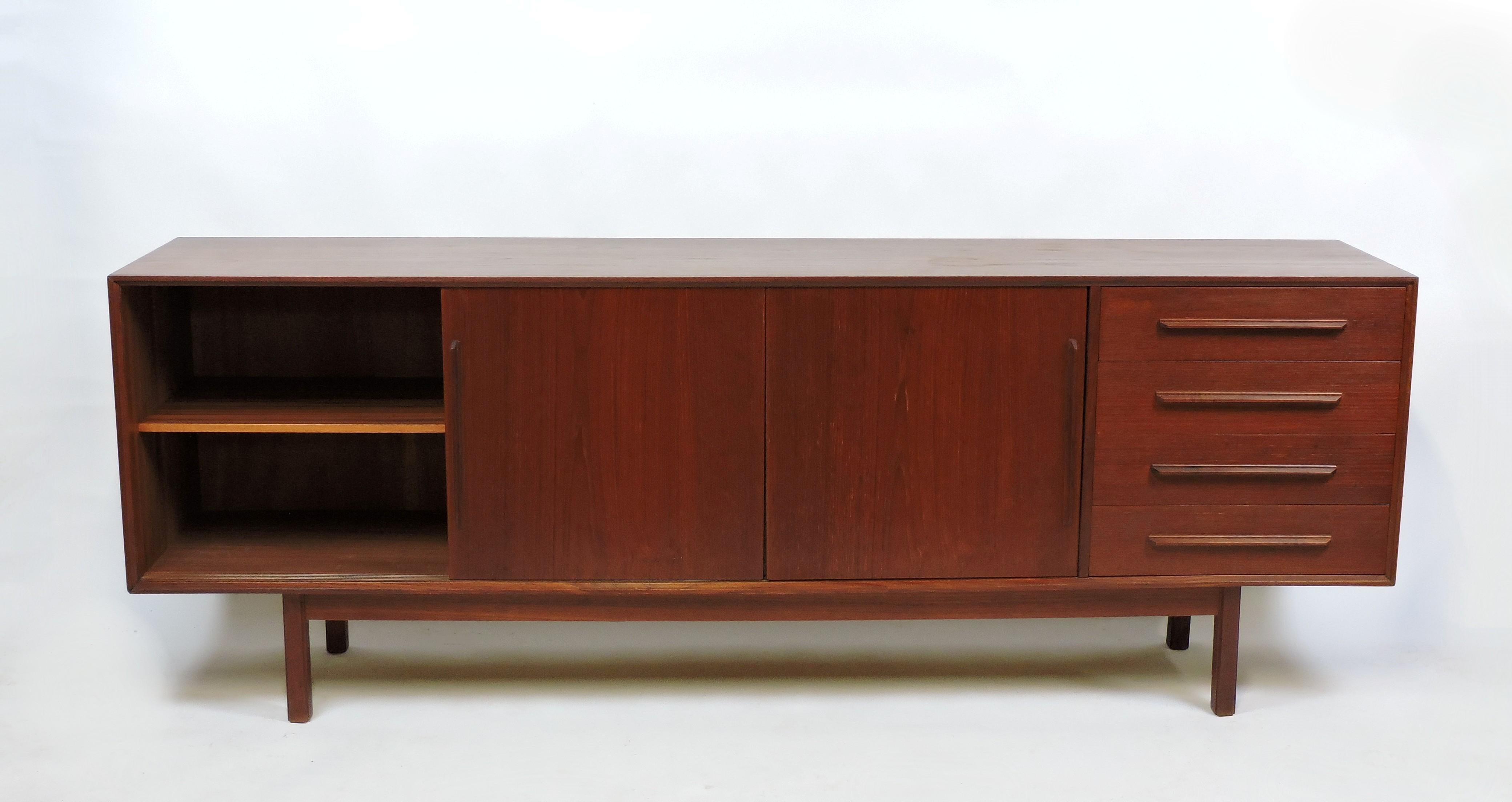 Danish Modern Long Teak Credenza with Sliding Doors In Good Condition In Chesterfield, NJ