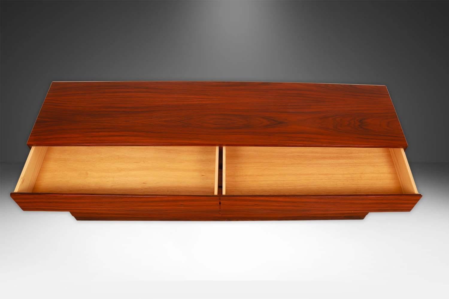Attractive commode basse longue Danish modern sleek smooth face teak 8 tiroirs long low par Vinde Mobelfabrik. Il s'agit d'un modèle à 8 tiroirs très simple mais moderne. Chaque tiroir présente de magnifiques grains de teck de tonalité moyenne et