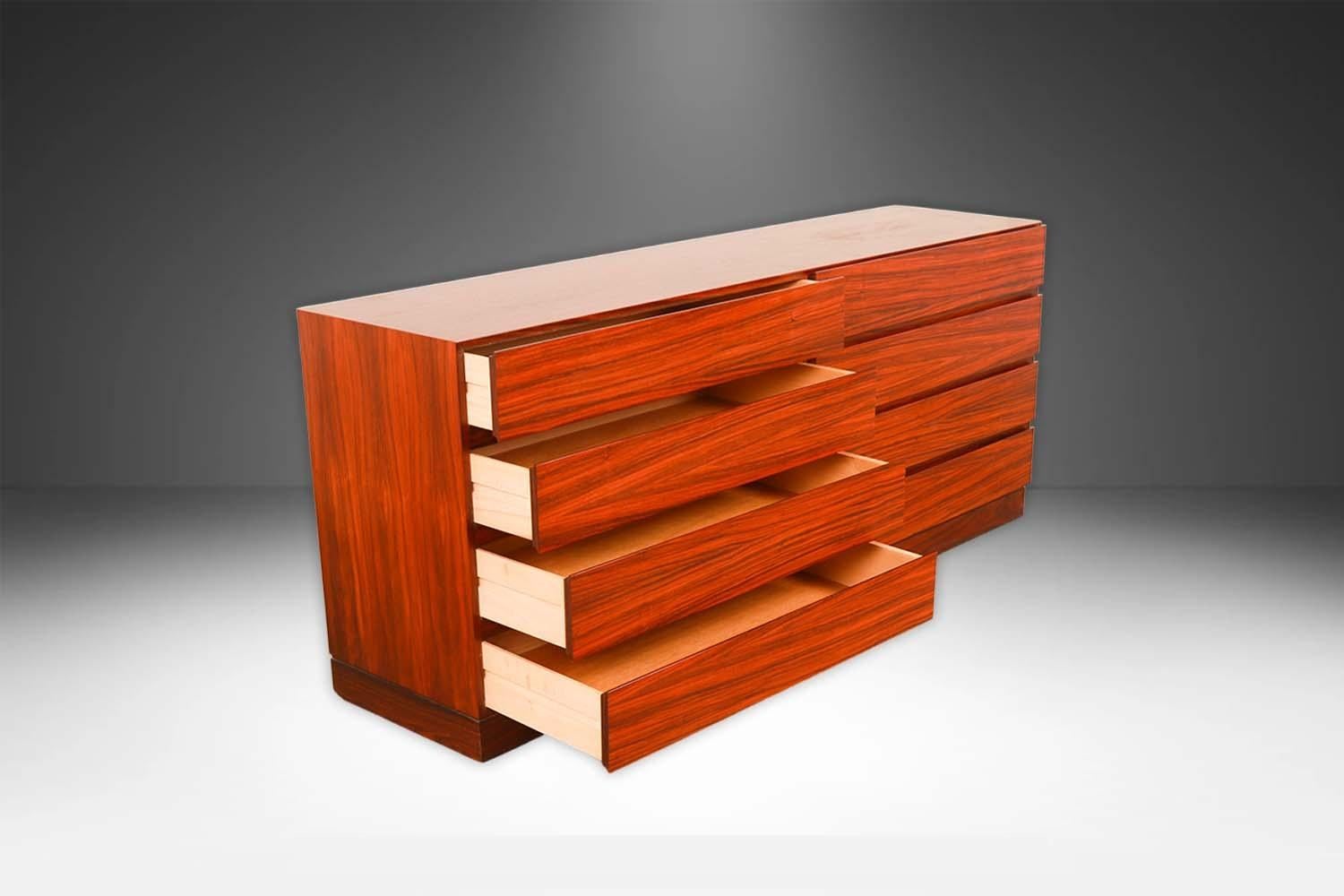 Long buffet moderne danois en teck par Vinde Mobelfabrik État moyen - En vente à Baltimore, MD