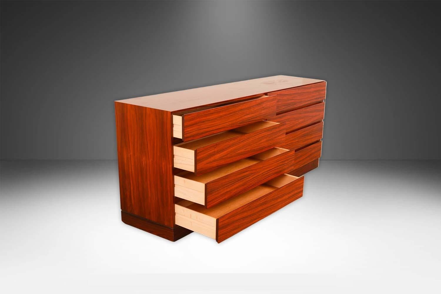 Milieu du XXe siècle Long buffet moderne danois en teck par Vinde Mobelfabrik en vente