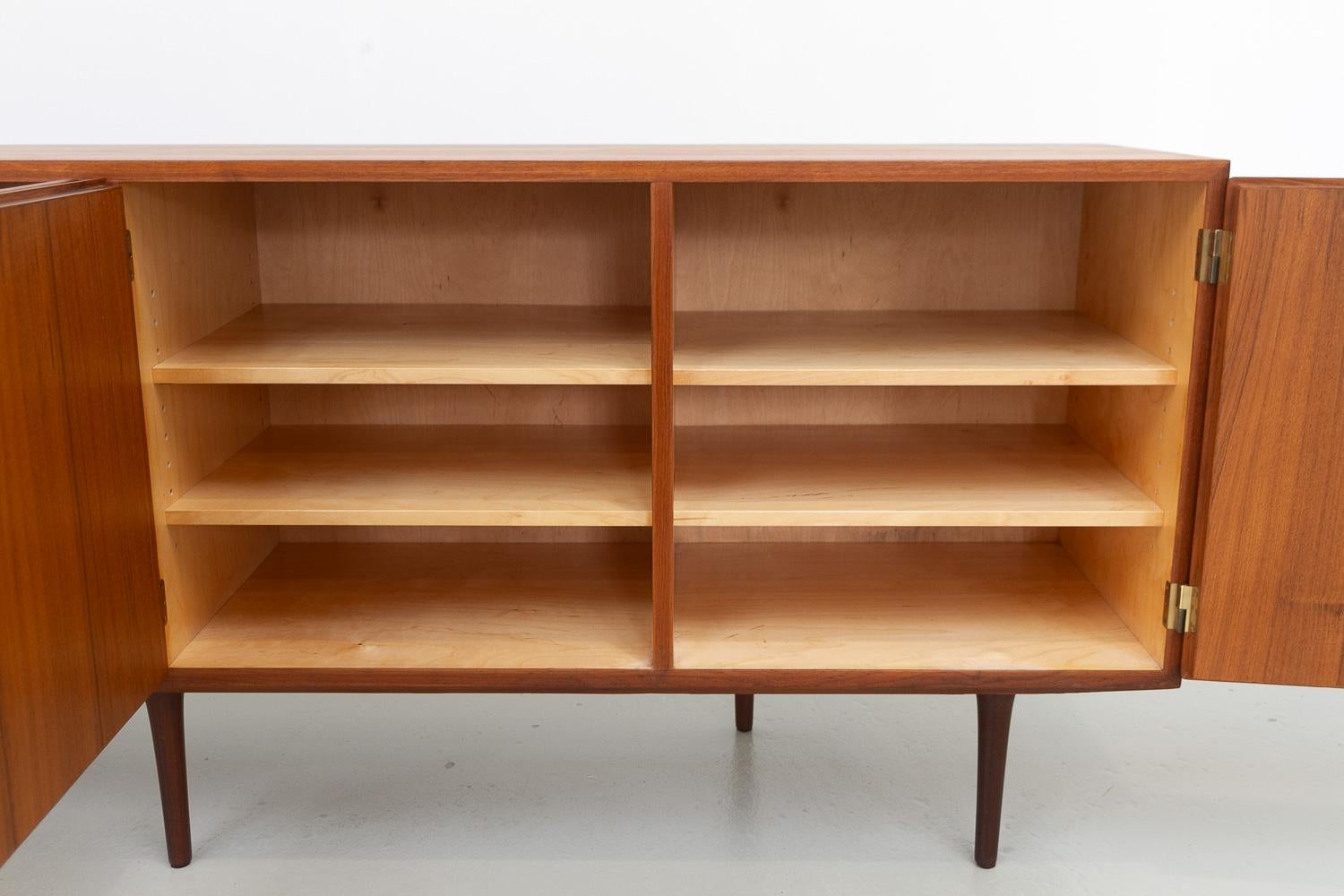 Credenza moderna danese lunga in teak di Hundevad & Co., anni '60. in vendita 3