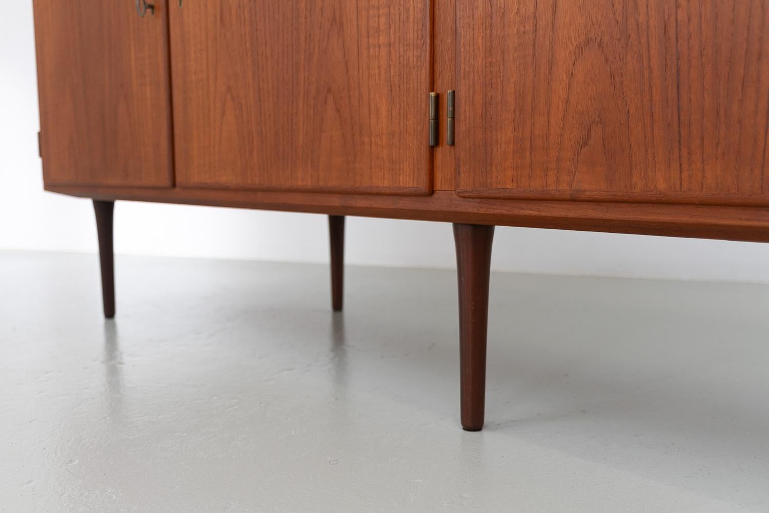 Credenza moderna danese lunga in teak di Hundevad & Co., anni '60. in vendita 5