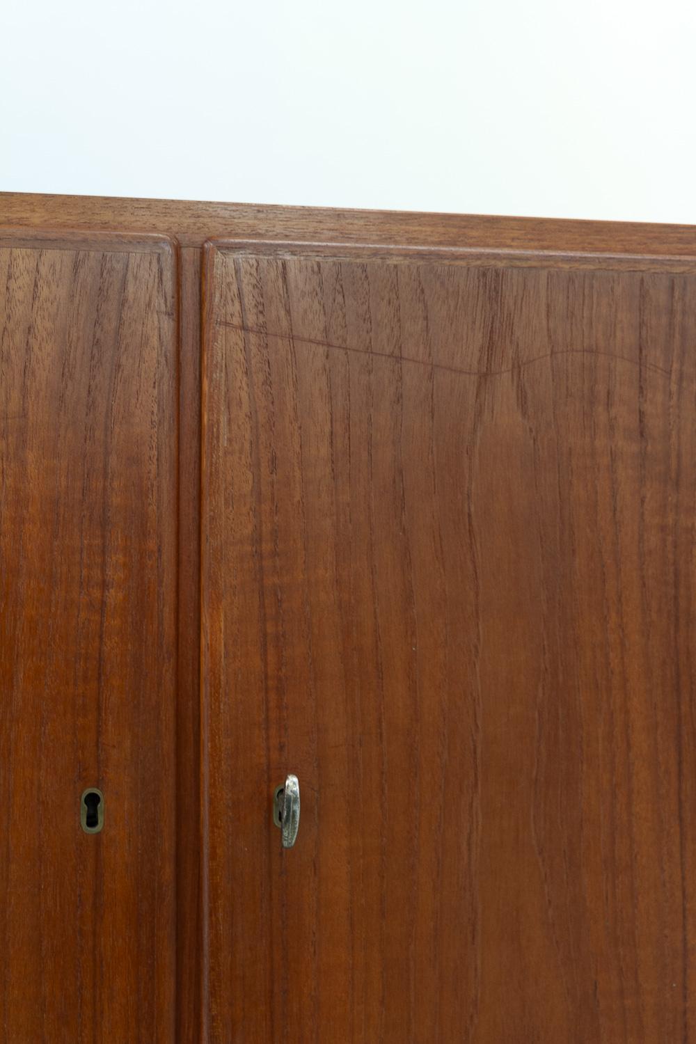 Credenza moderna danese lunga in teak di Hundevad & Co., anni '60. in vendita 6