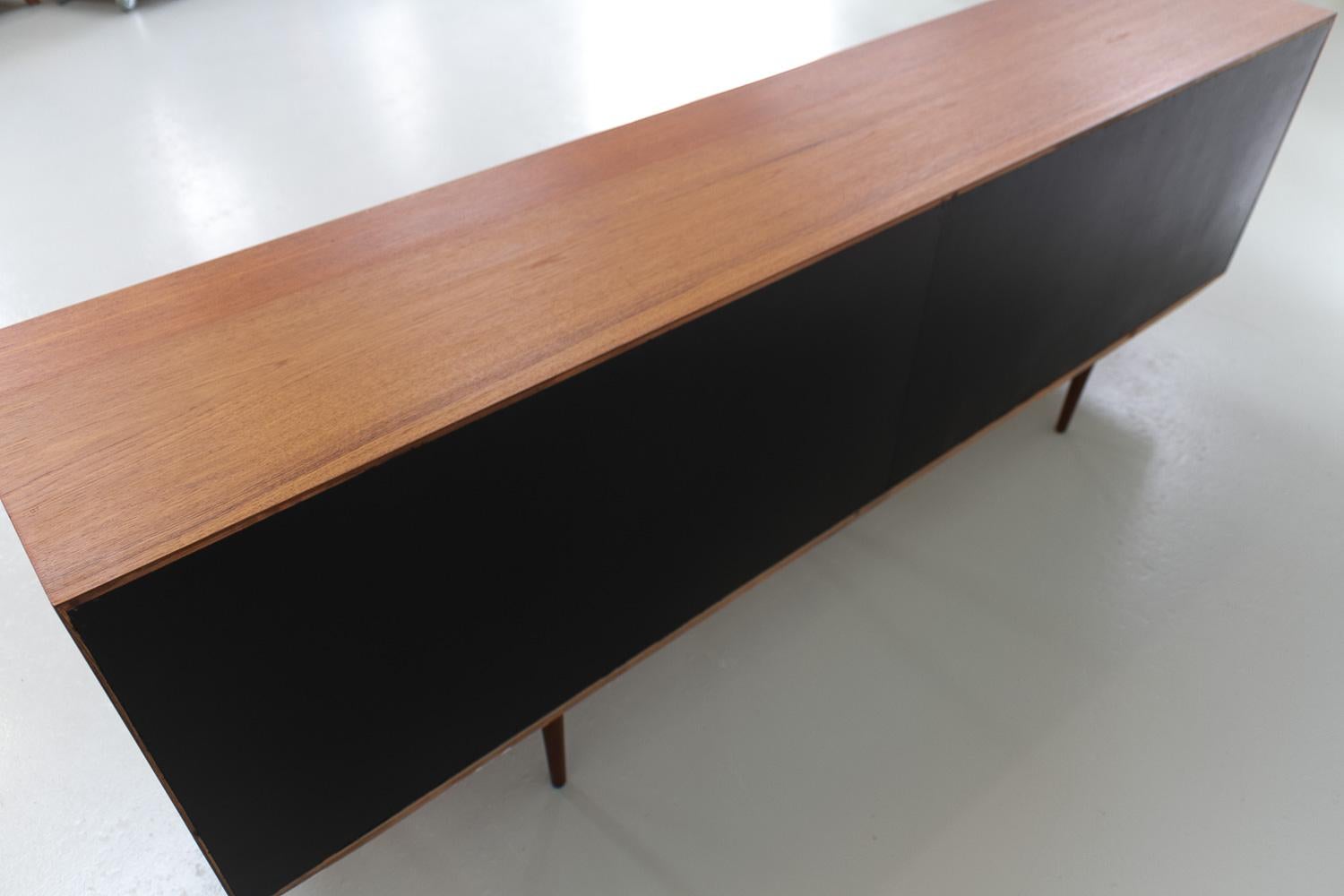 Credenza moderna danese lunga in teak di Hundevad & Co., anni '60. in vendita 7