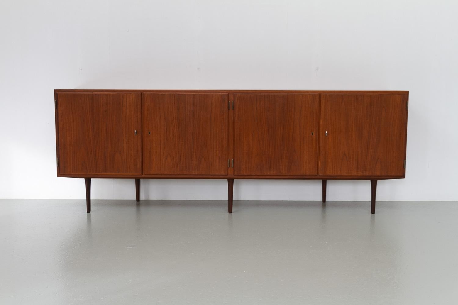 Credenza moderna danese lunga in teak di Hundevad & Co., anni '60. in vendita 8