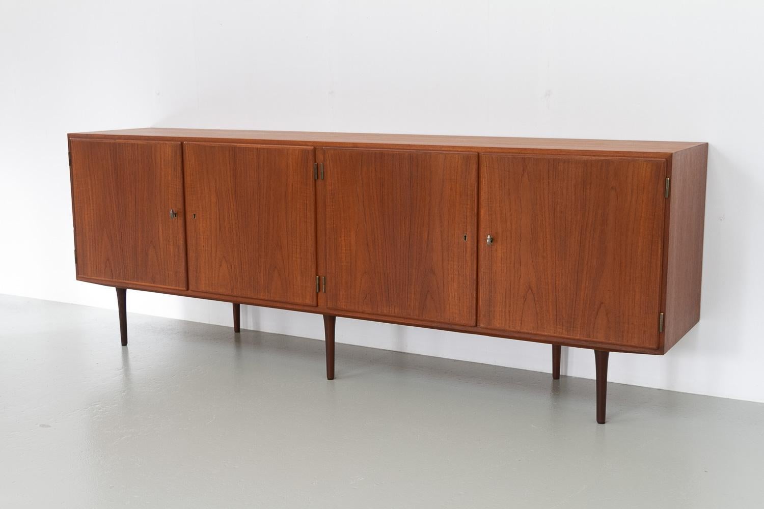 Credenza moderna danese lunga in teak di Hundevad & Co., anni '60. in vendita 9