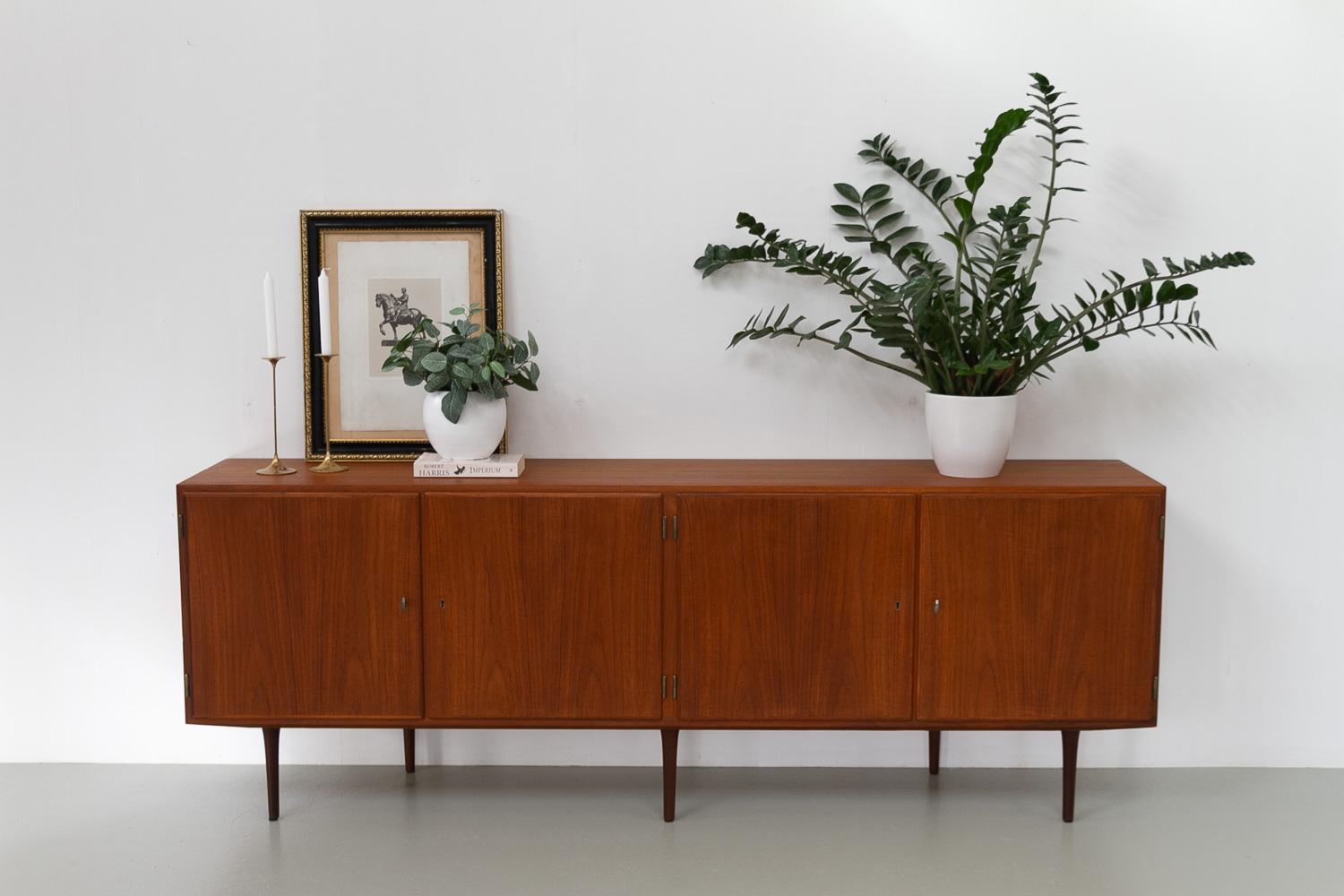 Credenza moderna danese lunga in teak di Hundevad & Co., anni '60. in vendita 10