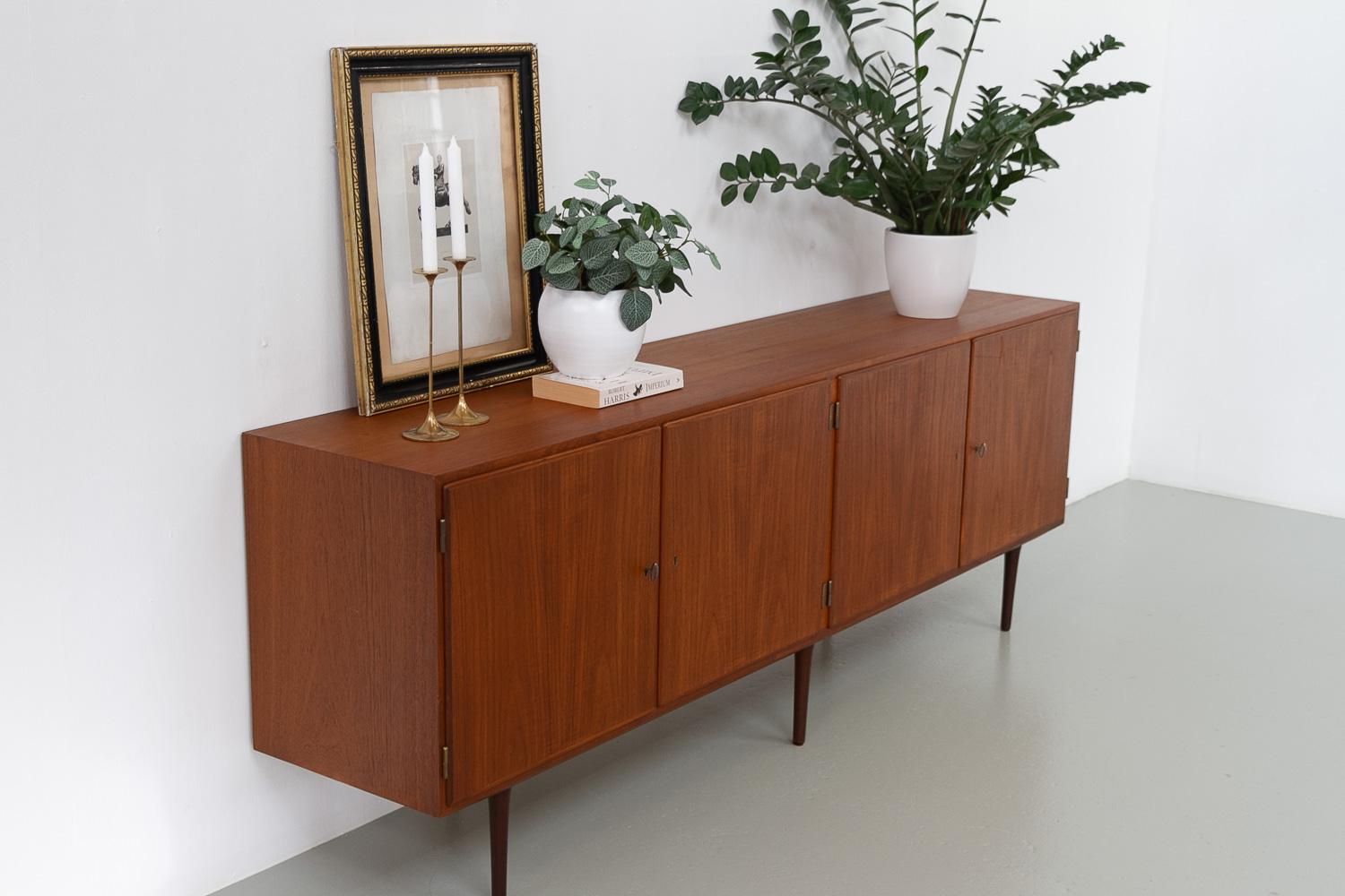 Credenza moderna danese lunga in teak di Hundevad & Co., anni '60. in vendita 11