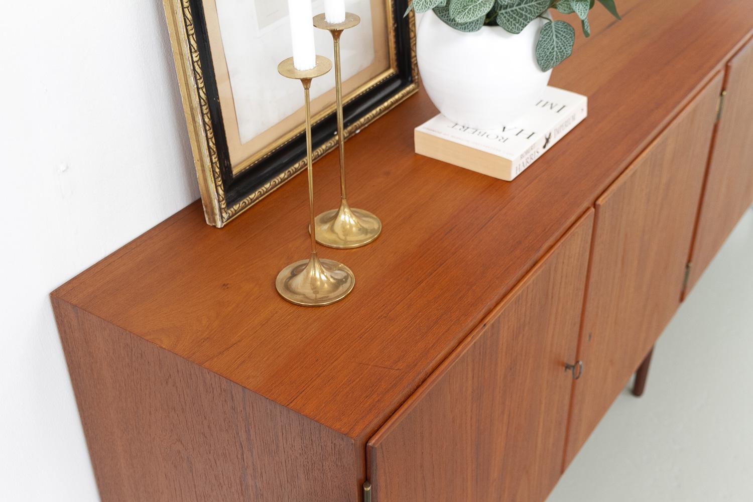 Credenza moderna danese lunga in teak di Hundevad & Co., anni '60. in vendita 12
