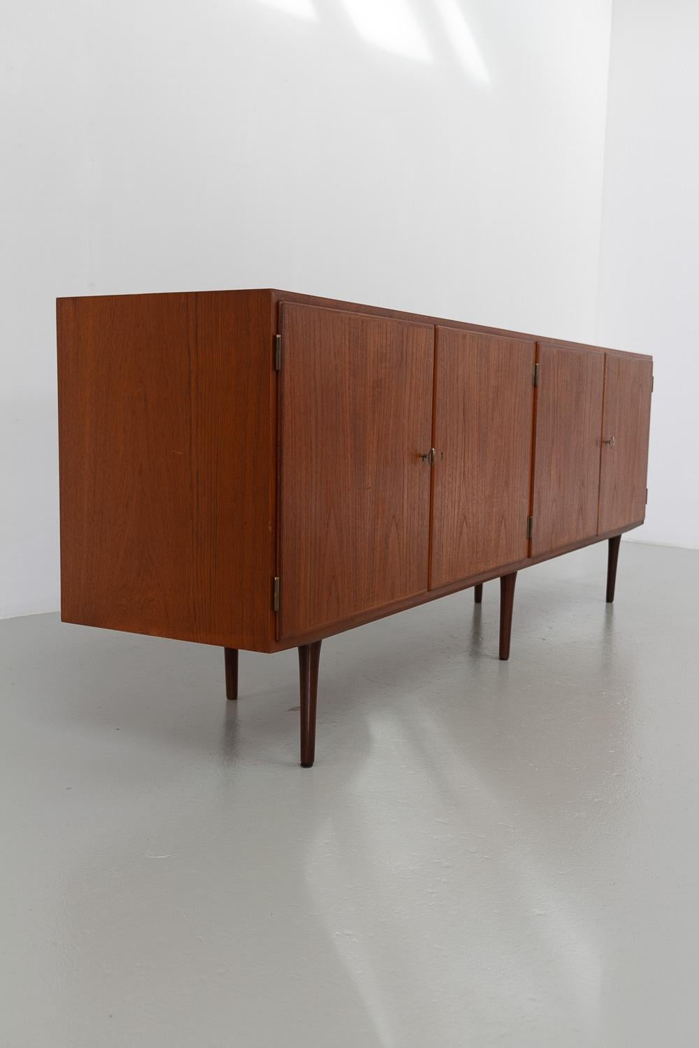 Credenza moderna danese lunga in teak di Hundevad & Co., anni '60.

Credenza danese Mid-Century Modern lunga e bassa disegnata da Carlo Jensen per Hundevad & Co. in Danimarca. 

Quattro scomparti separati con porte a battente. Tre cassetti e sette