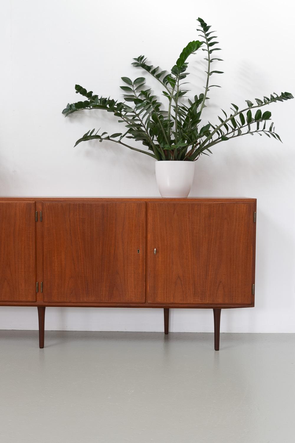 Credenza moderna danese lunga in teak di Hundevad & Co., anni '60. in vendita 13