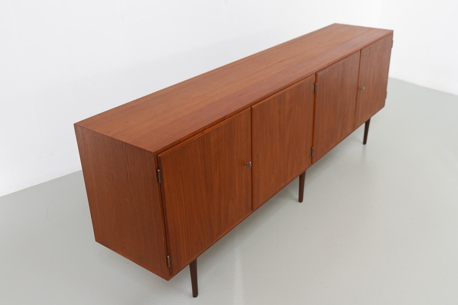 Scandinavo moderno Credenza moderna danese lunga in teak di Hundevad & Co., anni '60. in vendita