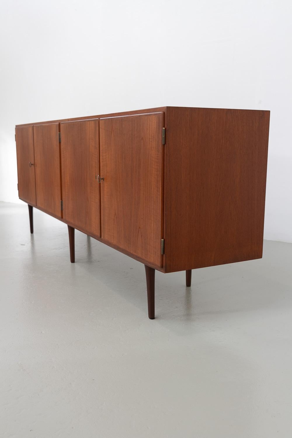 Danese Credenza moderna danese lunga in teak di Hundevad & Co., anni '60. in vendita