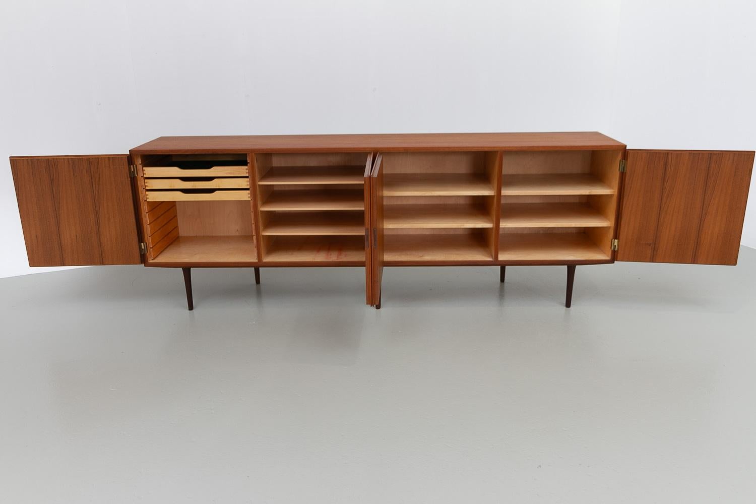 Credenza moderna danese lunga in teak di Hundevad & Co., anni '60. In condizioni buone in vendita a Asaa, DK