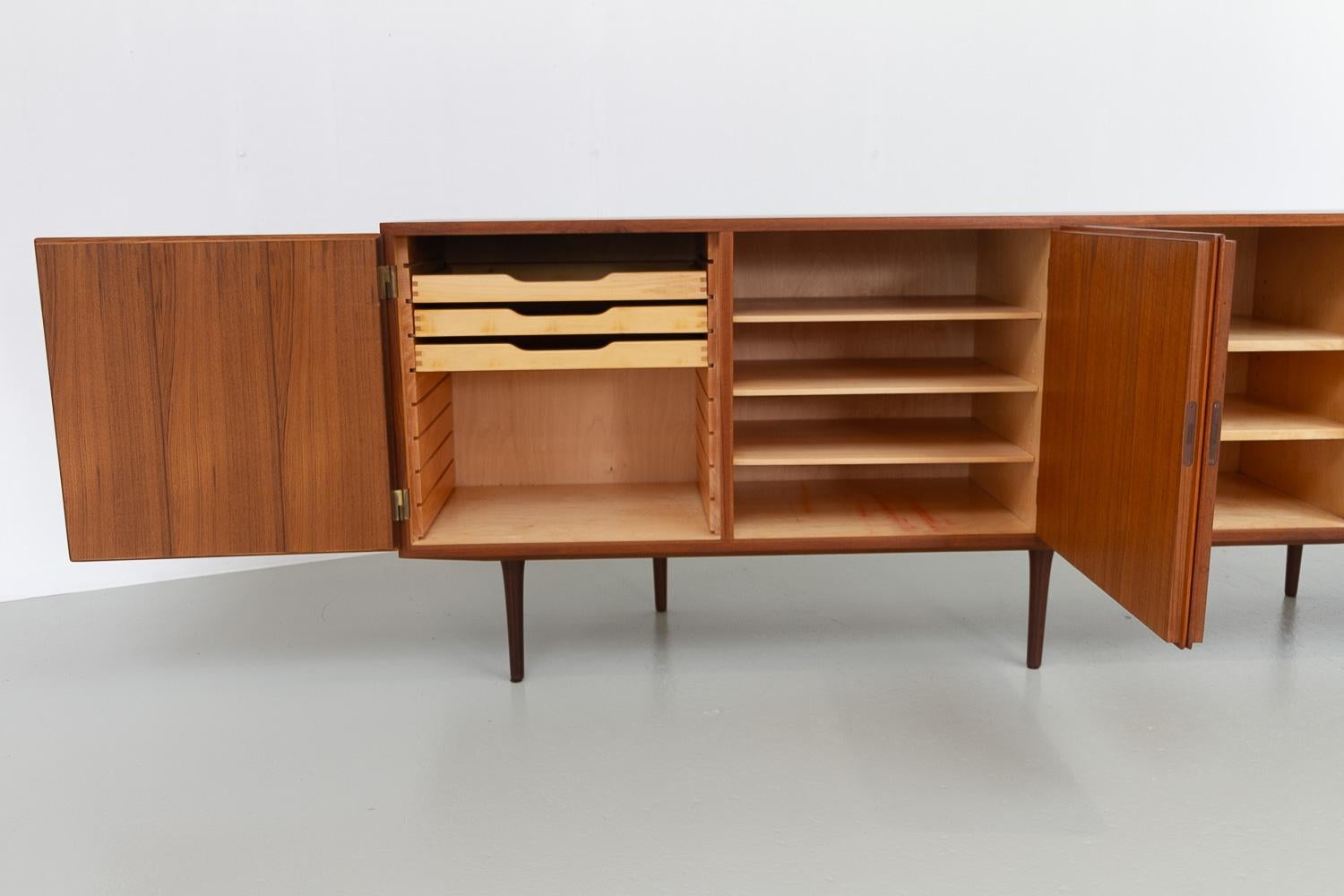 Metà XX secolo Credenza moderna danese lunga in teak di Hundevad & Co., anni '60. in vendita