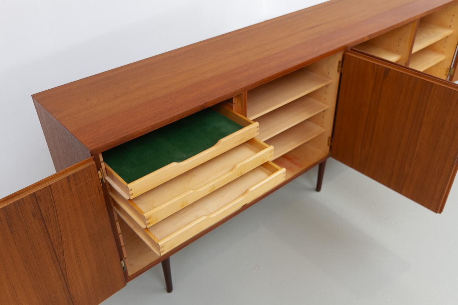 Teak Credenza moderna danese lunga in teak di Hundevad & Co., anni '60. in vendita