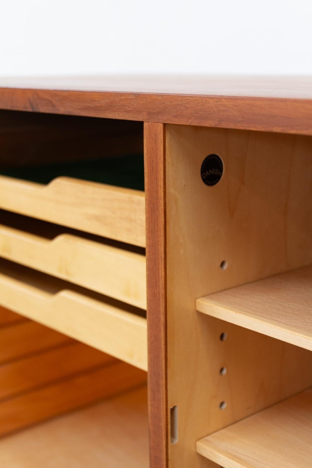 Credenza moderna danese lunga in teak di Hundevad & Co., anni '60. in vendita 1