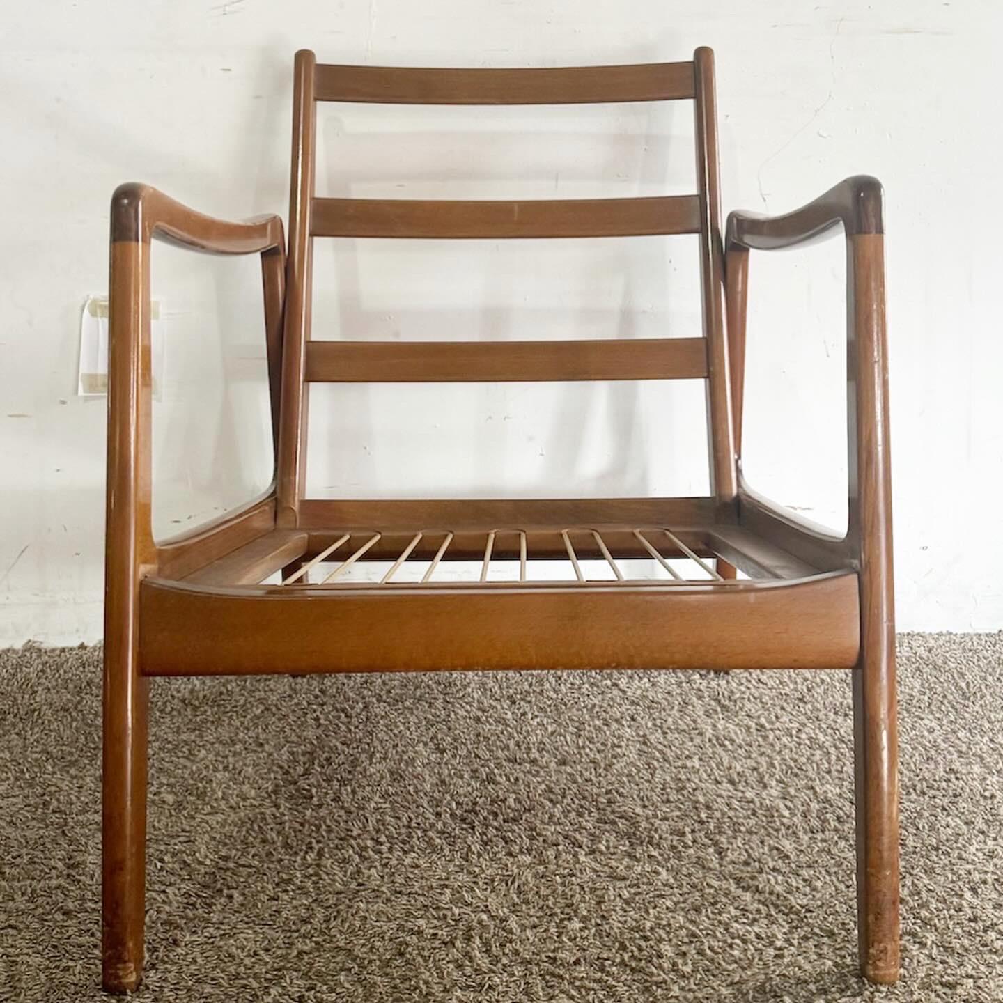 Der Danish Modern Lounge Arm Chair von France und Daverkosen ist ein Meisterwerk des Designs, das sich durch klare Linien und organische Formen auszeichnet. Dieser von der renommierten Marke gefertigte Stuhl verfügt über einen eleganten Holzrahmen