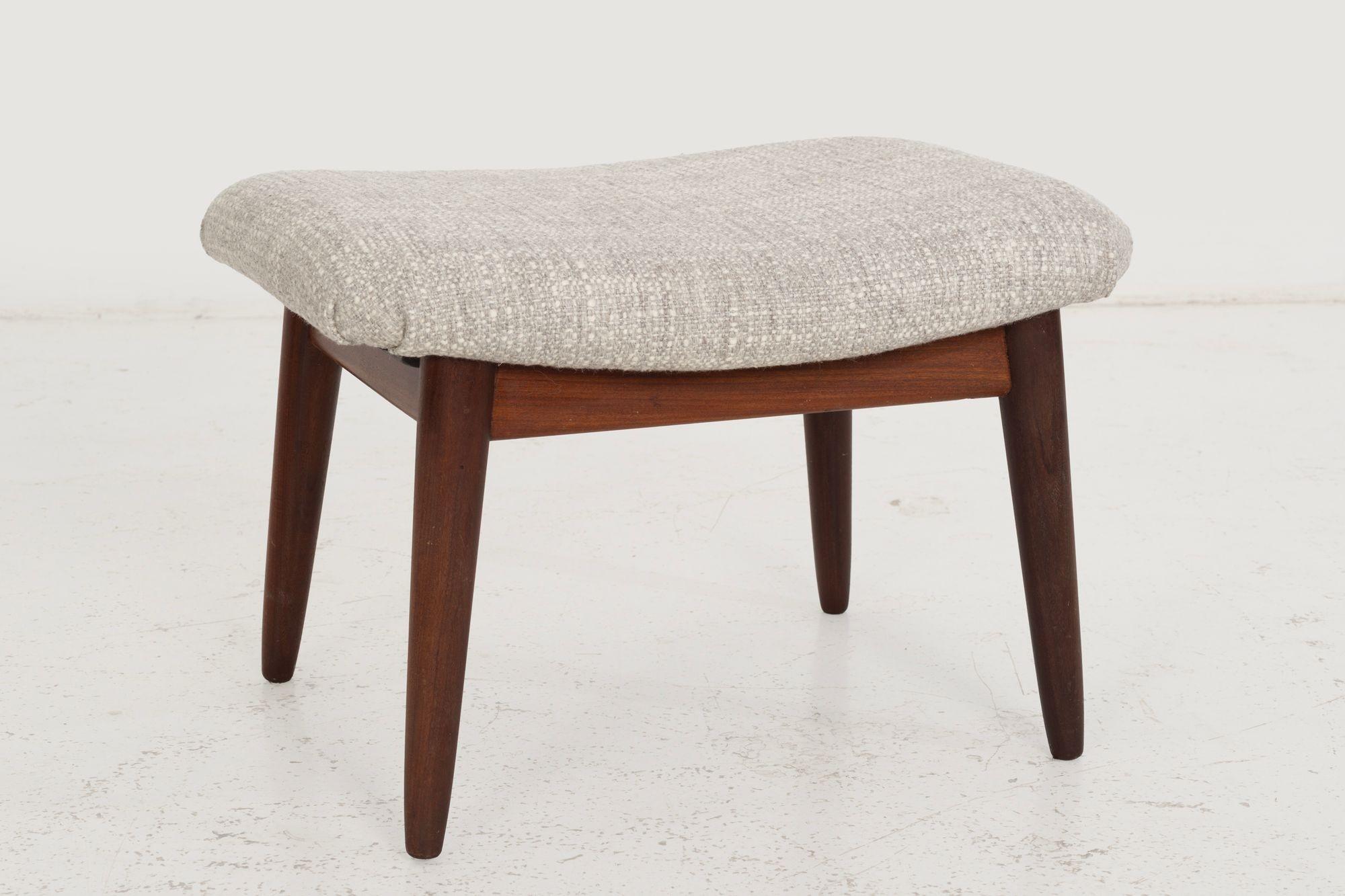 Fauteuil de salon et pouf danois moderne 1960c. en vente 8