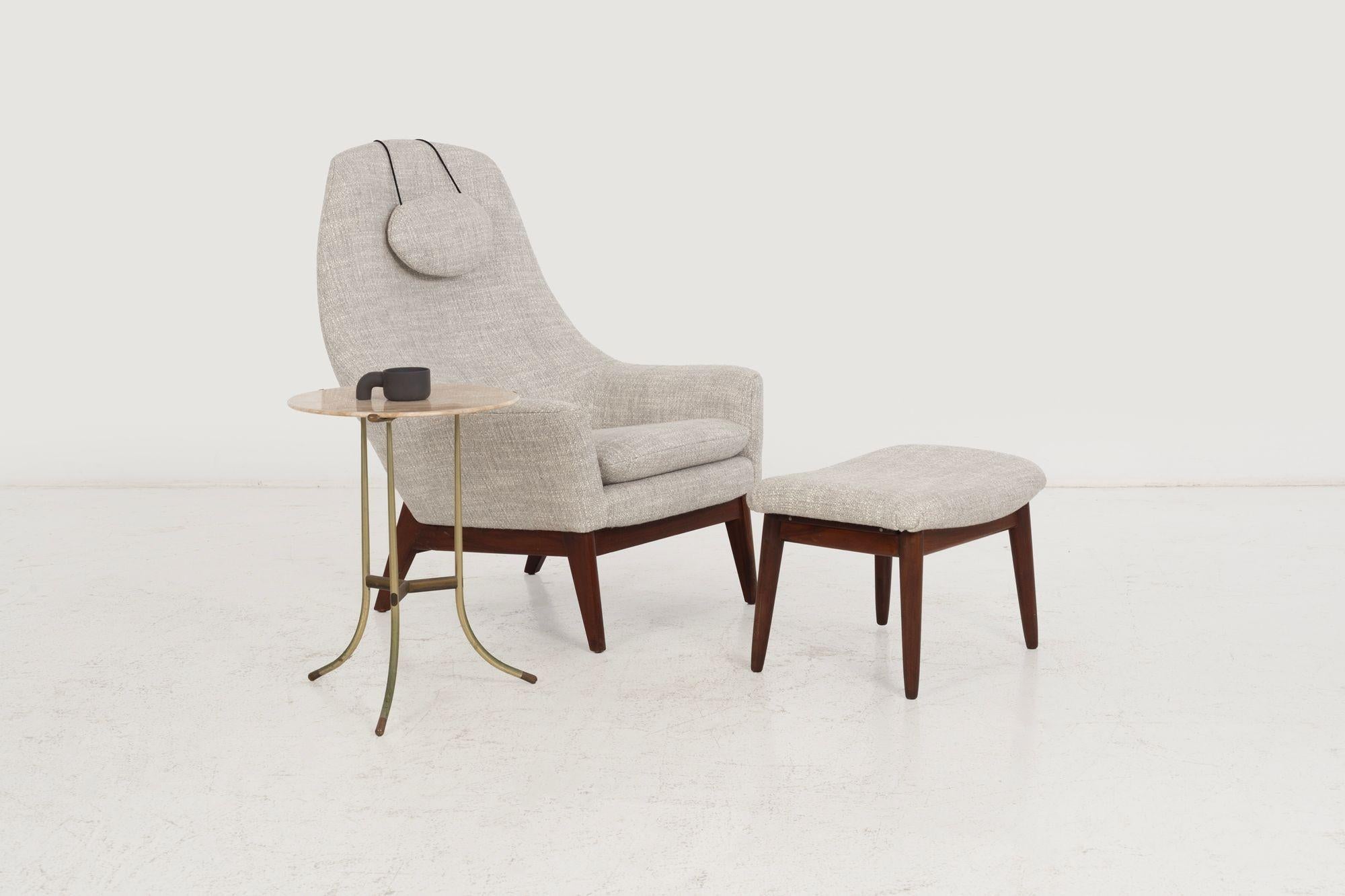 Chaise longue et ottoman modernes danois, c. 1960
Chaise longue et ottoman élégants du milieu du siècle, avec des bases en noyer massif huilé et un profil sculptural. La chaise longue comprend un appui-tête amovible et réglable pour plus de confort.
