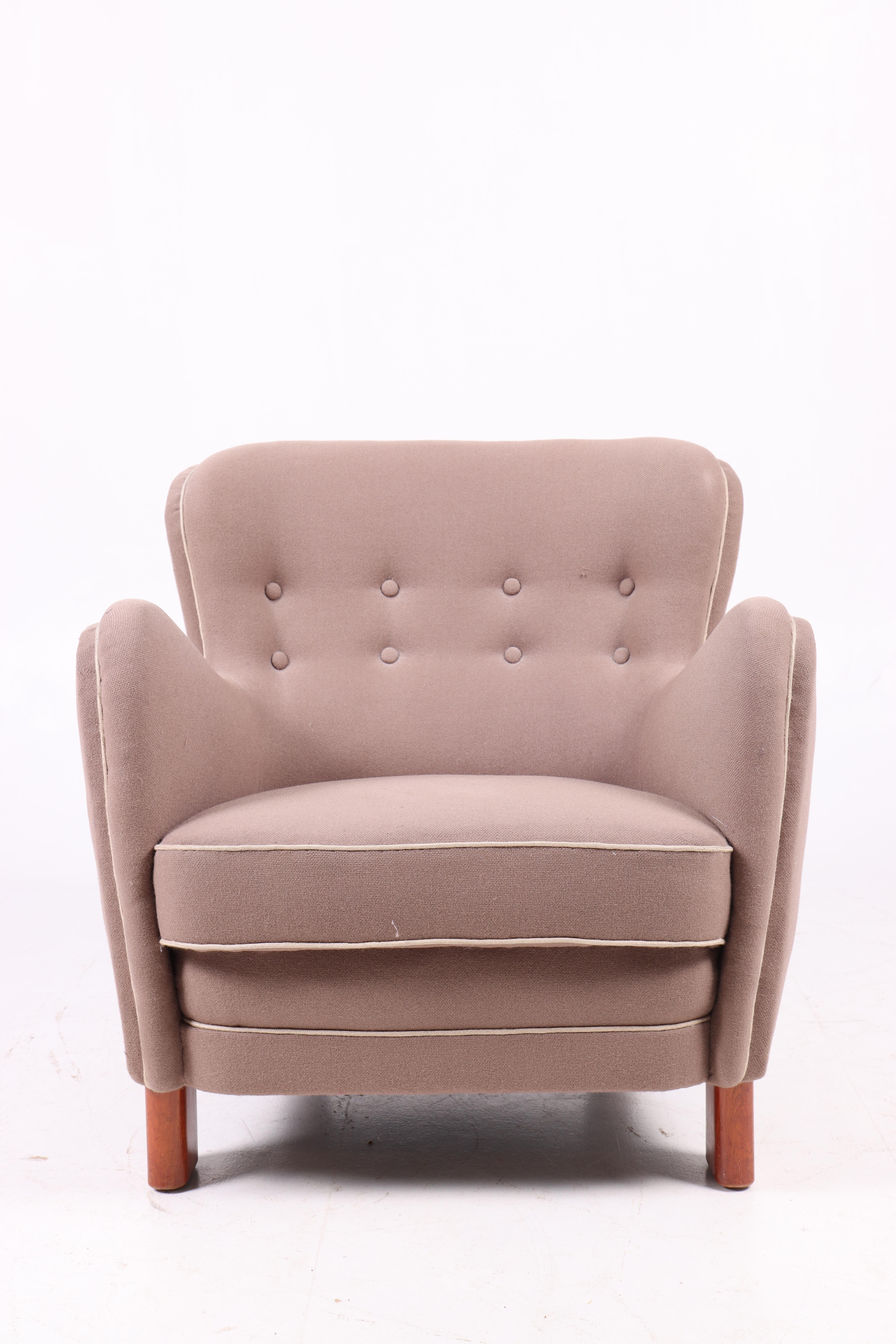 Tumbona tapizada en tela. Diseñado y fabricado por ebanistas de Fritz Hansen en la década de 1940. Gran estado original.