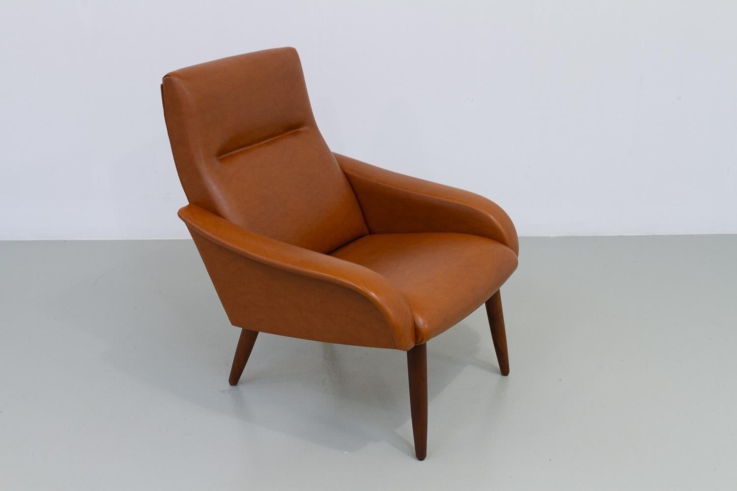 Danish Modern Lounge Chair von Globe, 1960er Jahre.

Skandinavischer Mid-Century Modern Lounge Chair aus hellbraunem Kunstleder/Vinyl. Sich verjüngende runde Beine aus massivem Teakholz.
Hergestellt von Globe Denmark in den 1960er Jahren.

Leichter