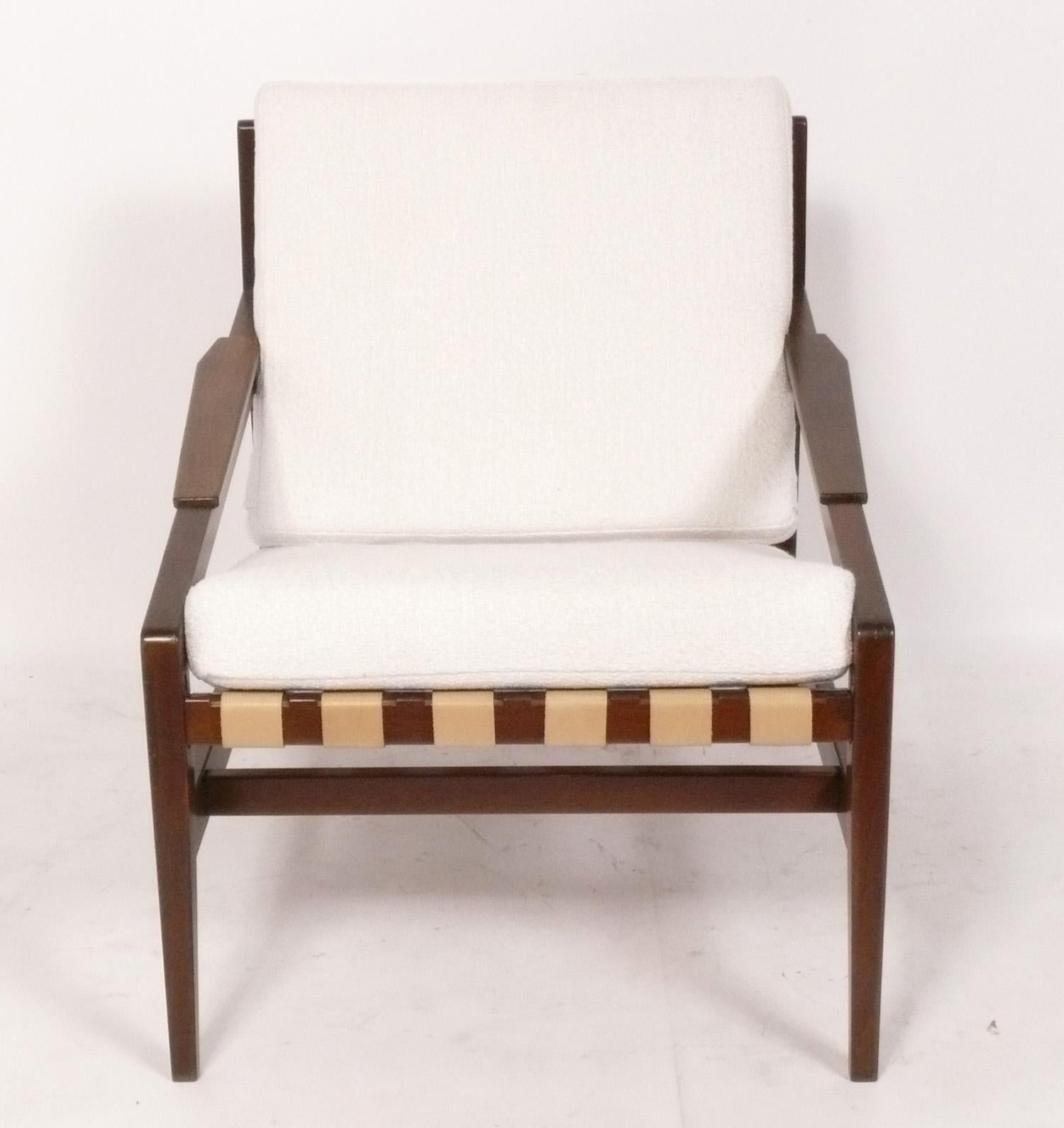 Rara silla de salón moderna danesa, diseñada por Ib Kofod-Larsen, Dinamarca, hacia la década de 1960. Durante años se atribuyó esta silla a Gio Ponti por sus angulosas líneas italianas, pero es de Ib Kofod-Larsen. Estampado Made In Denmark debajo.