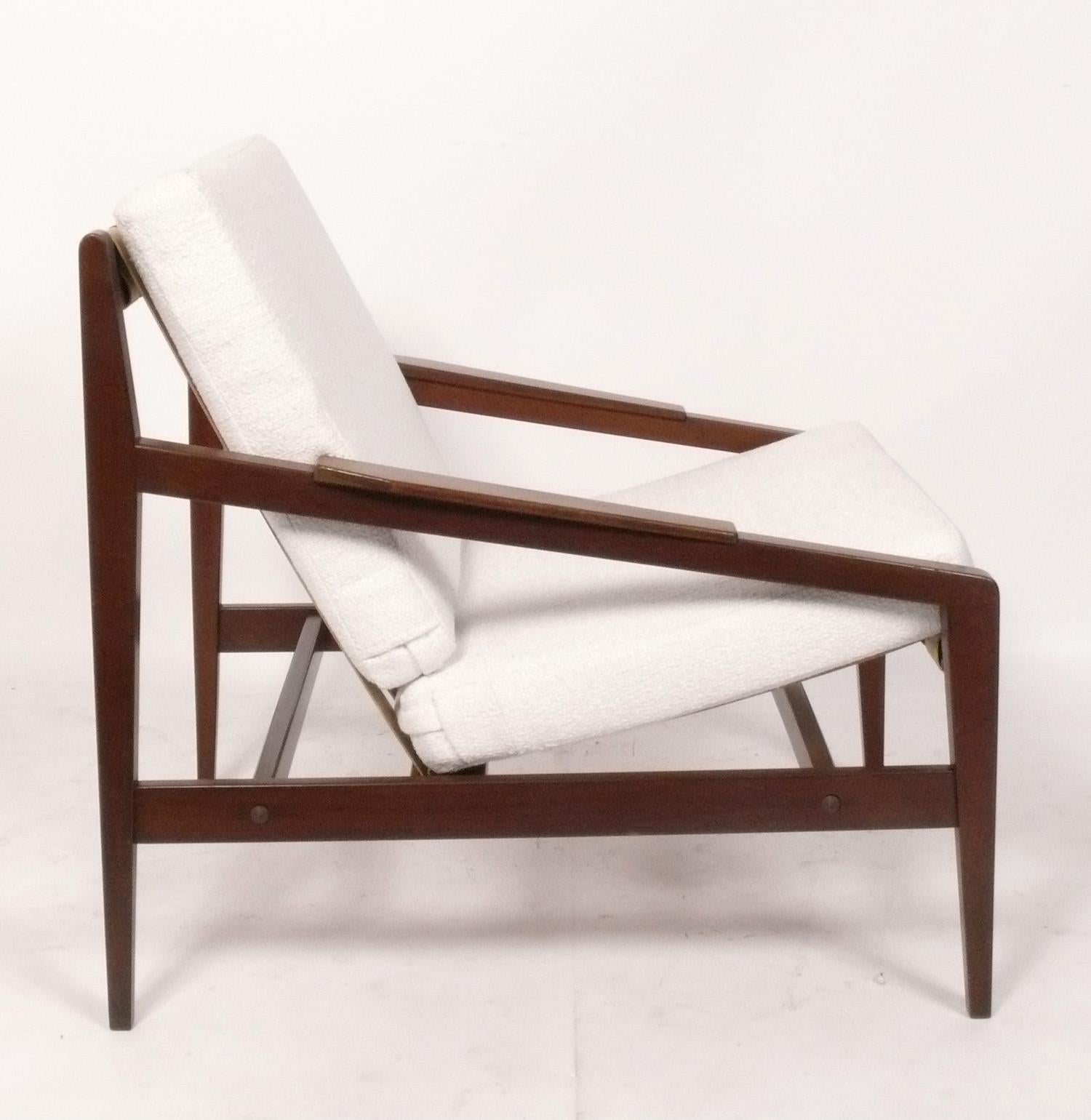 Silla de salón moderna danesa de Ib Kofod-Larsen Diseño angular escultural Moderno de mediados de siglo en venta