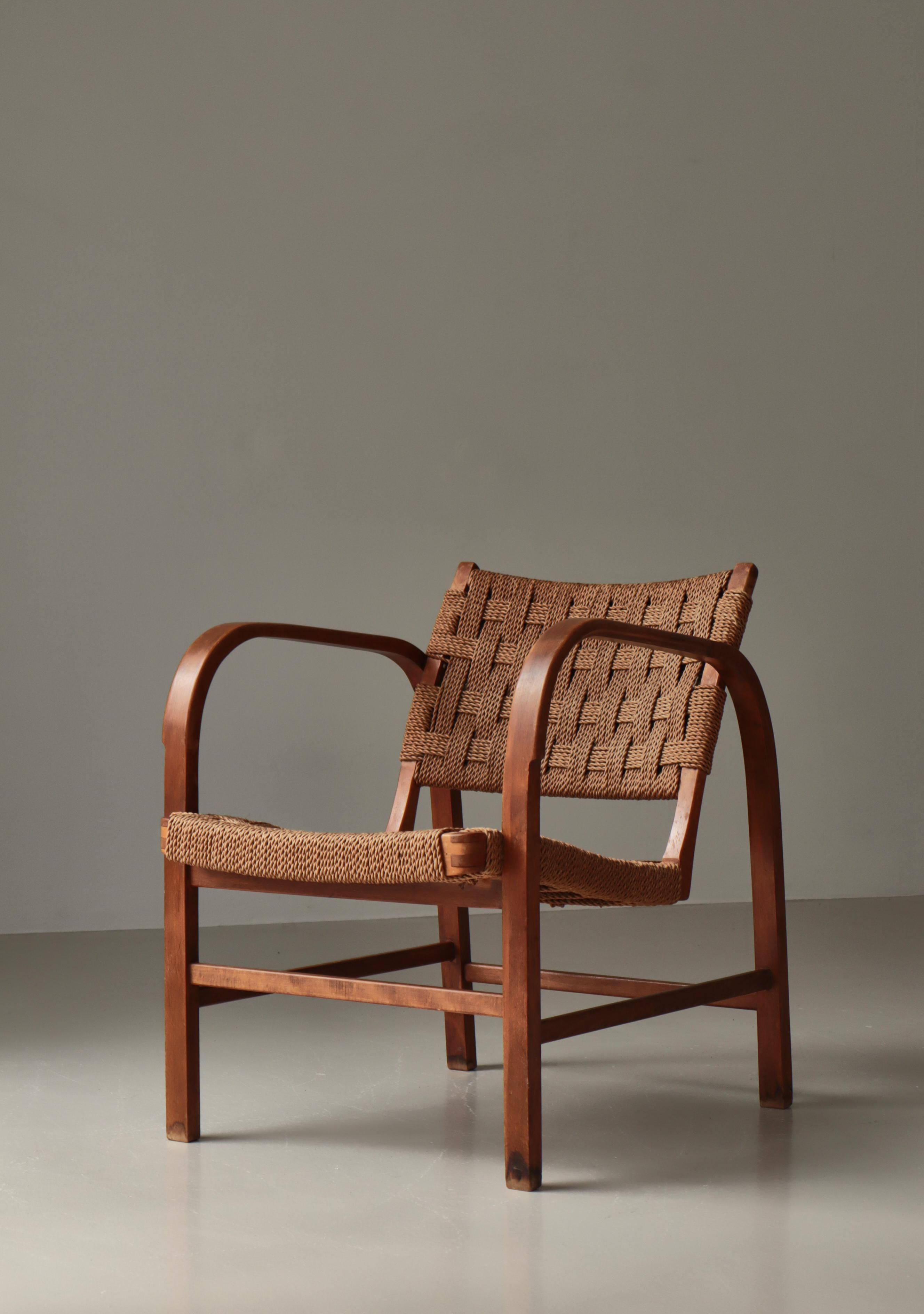 Very rare Scandinavian Modern lounge chair from the 1930s by Danish architect Magnus Stephensen. Executed in beautifully patinated bent beechwood and seagrass weaving on back and seat. Made in the 1930 by cabinetmakers Fritz Hansen, Copenhagen.