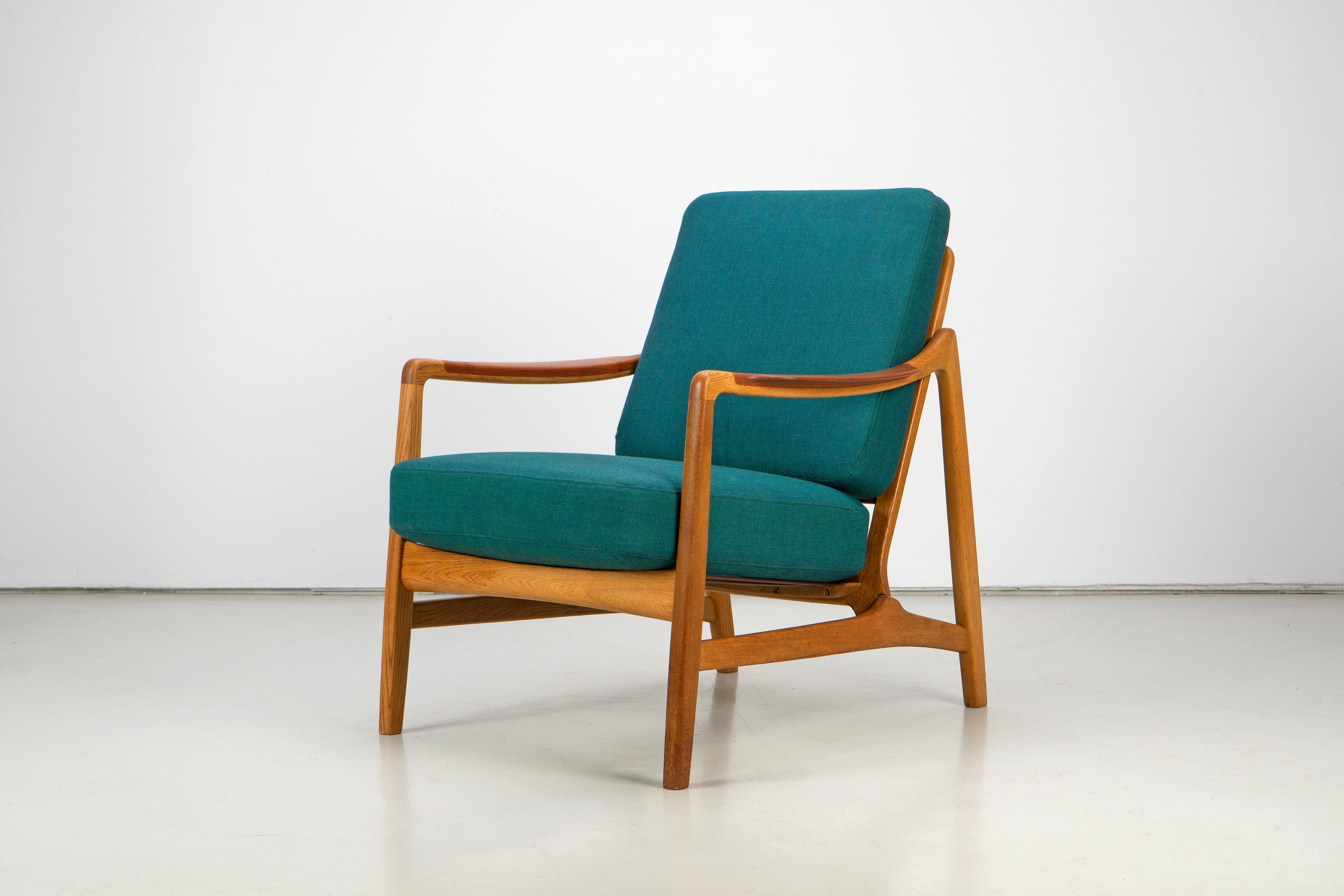 Rare design classic by Tove & Edvard Kindt-Larsen produced by France & Daverkosen in Denmark. Organically shaped oak frame with beautiful teak armrests. The innerspring cushions were reupholstered with the quality upholstery fabric by Kvadrat. Very